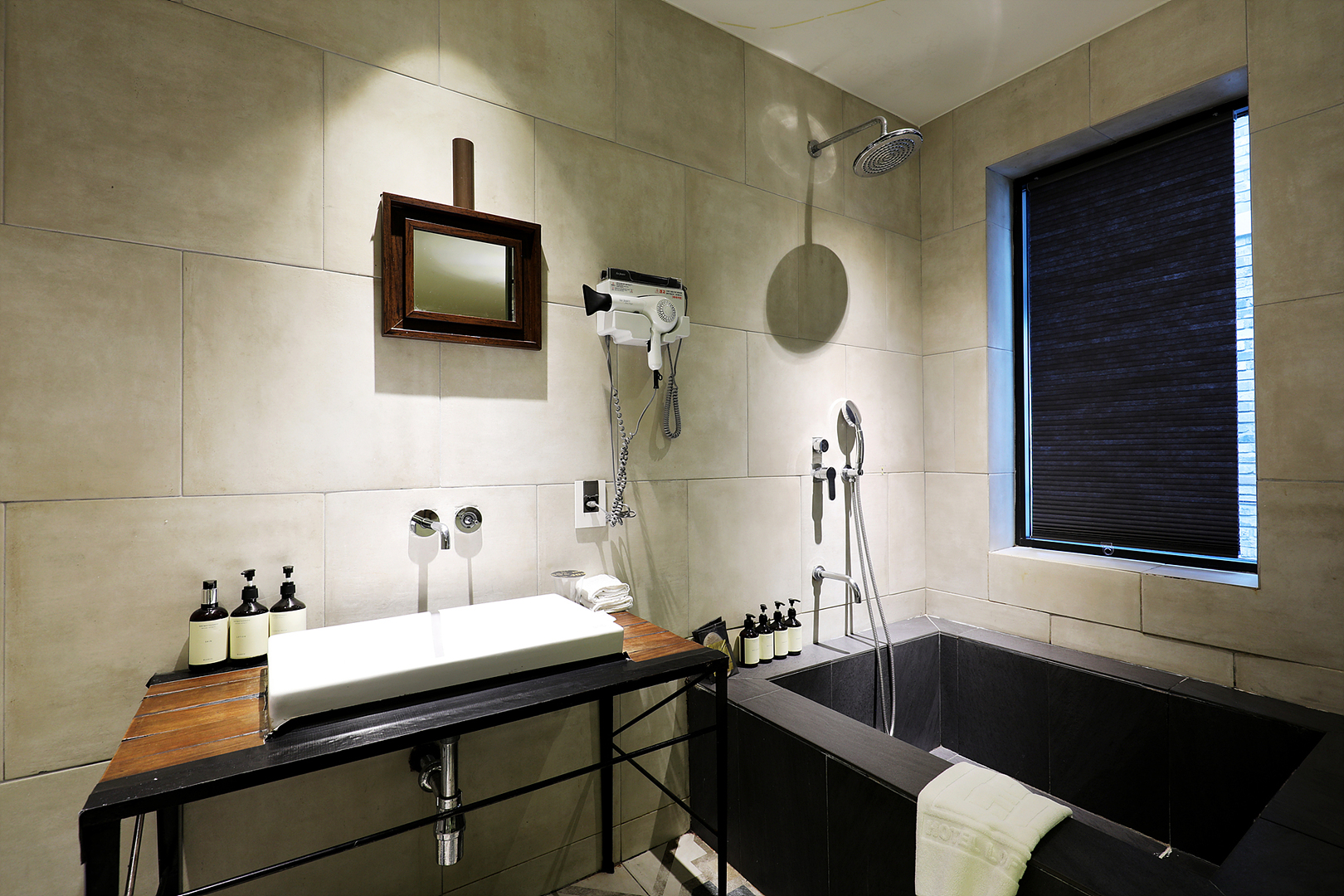 room detail thumbnail 2