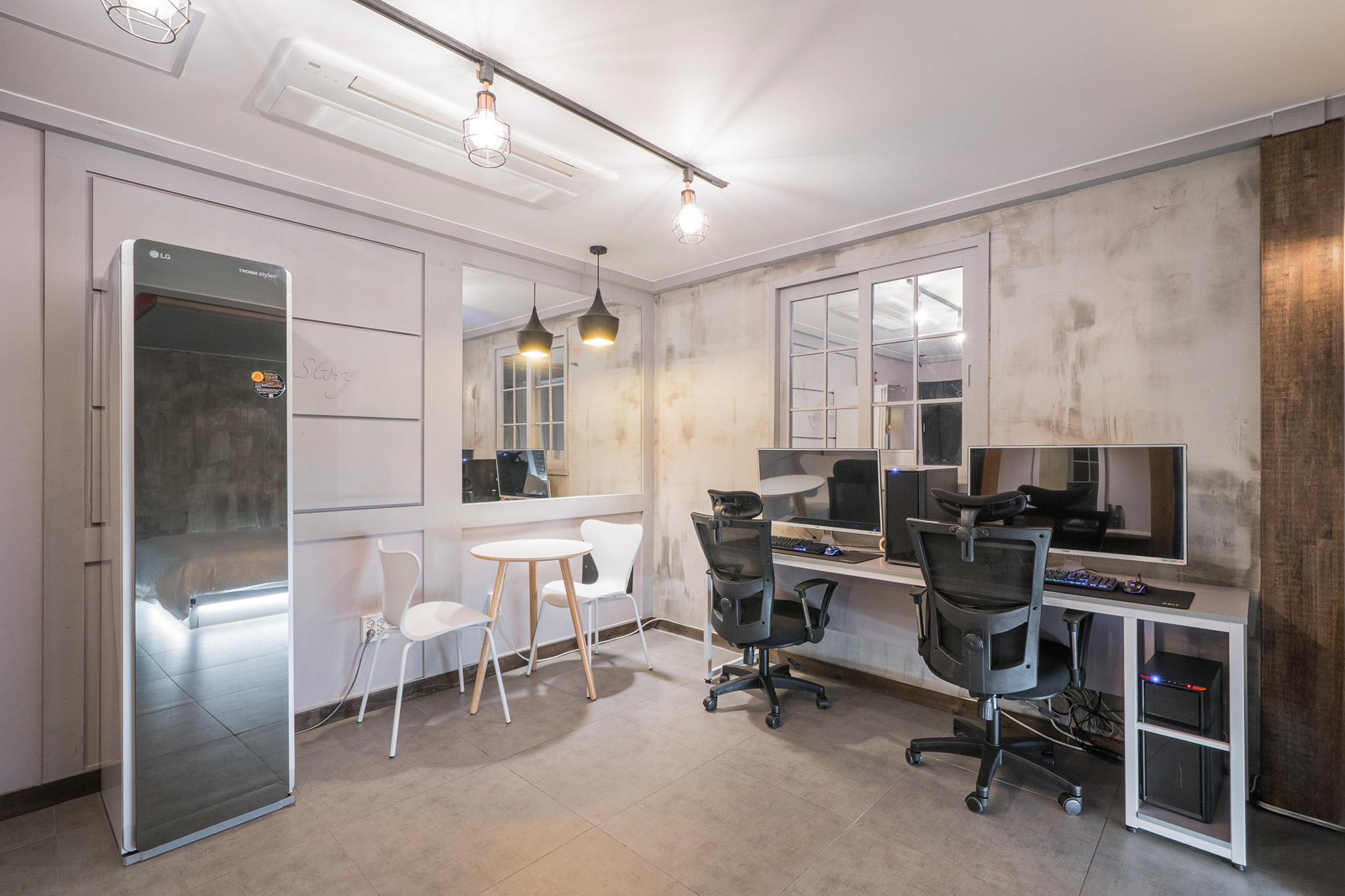 room detail thumbnail 2