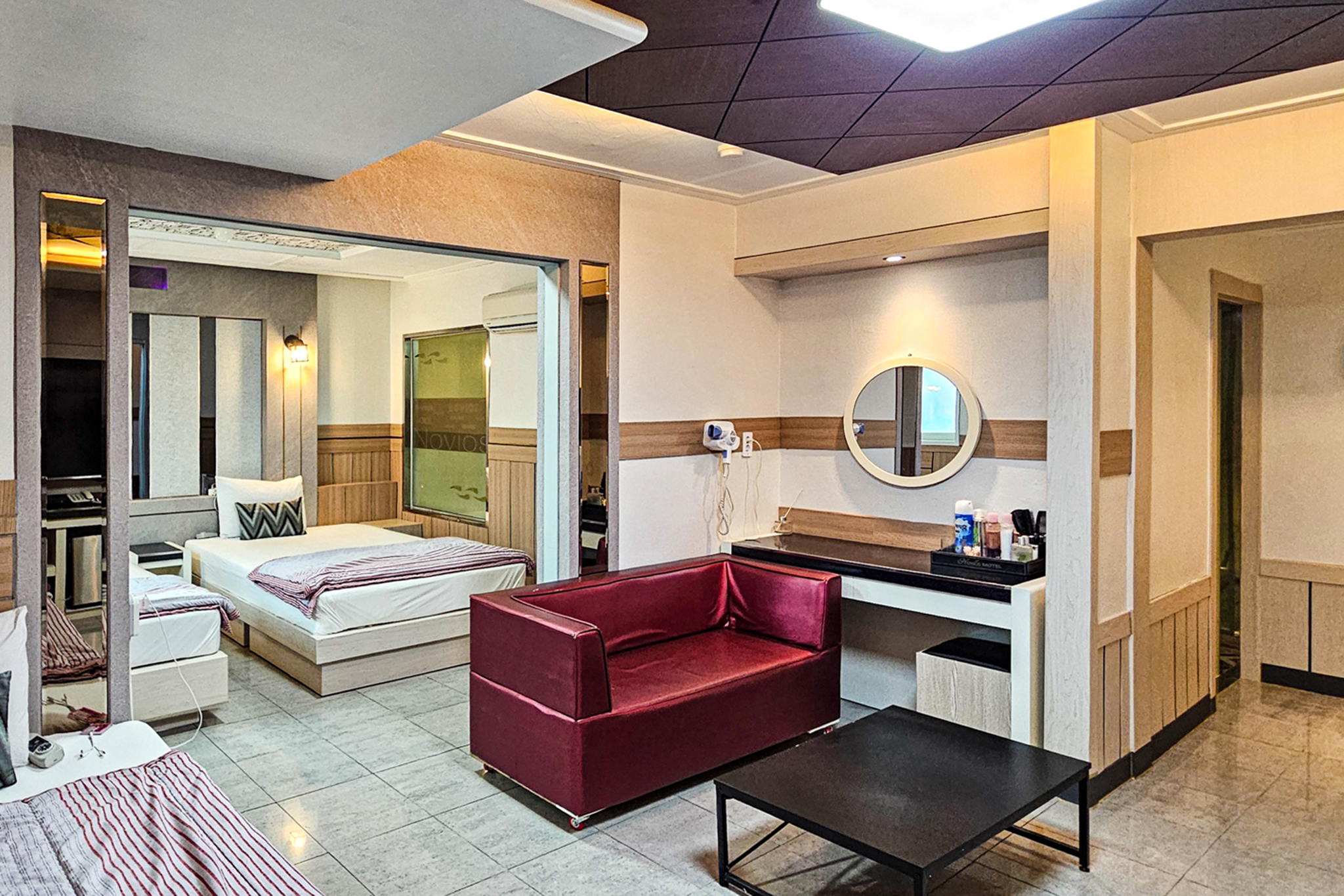 room detail thumbnail 2