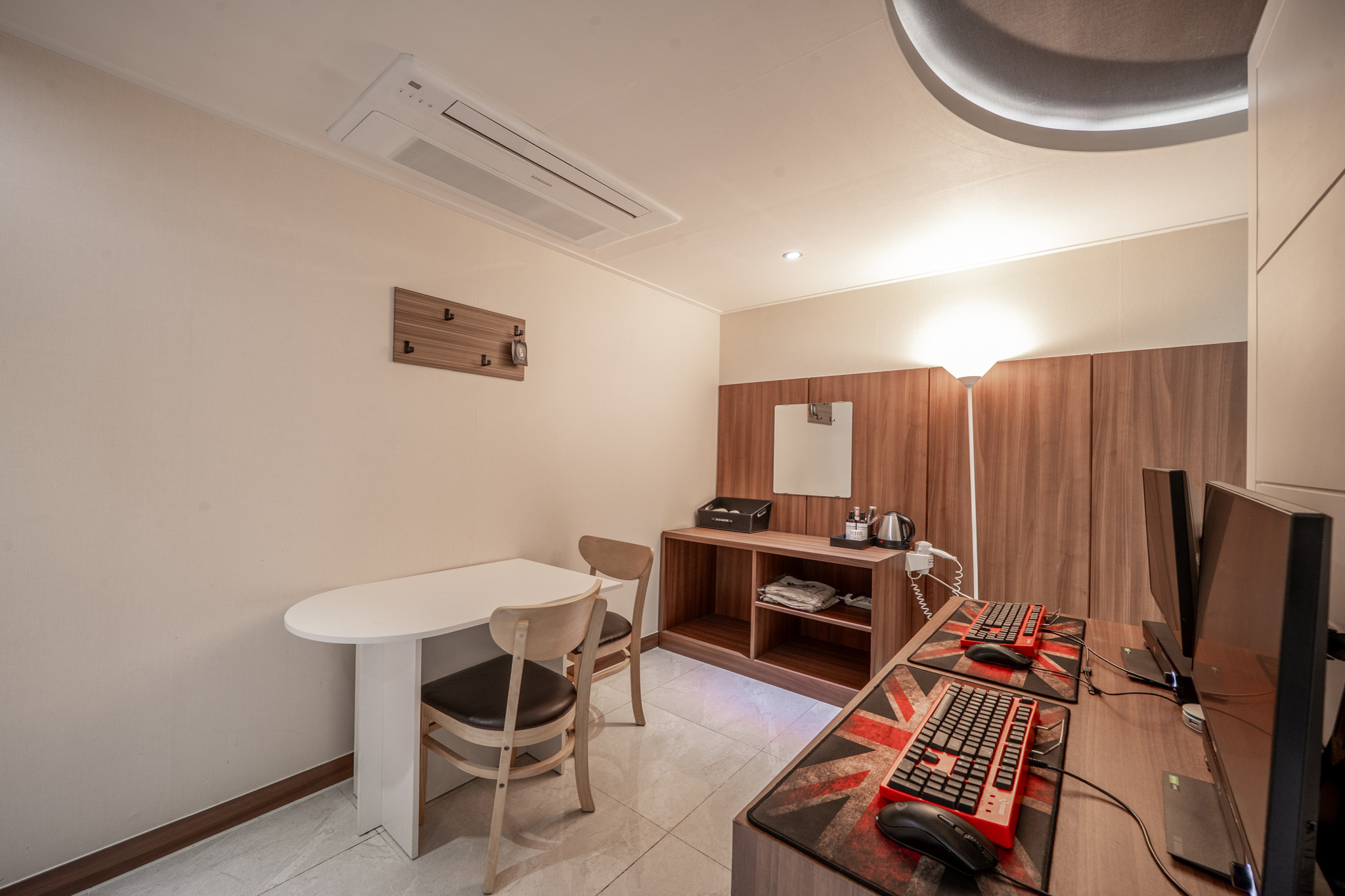 room detail thumbnail 2