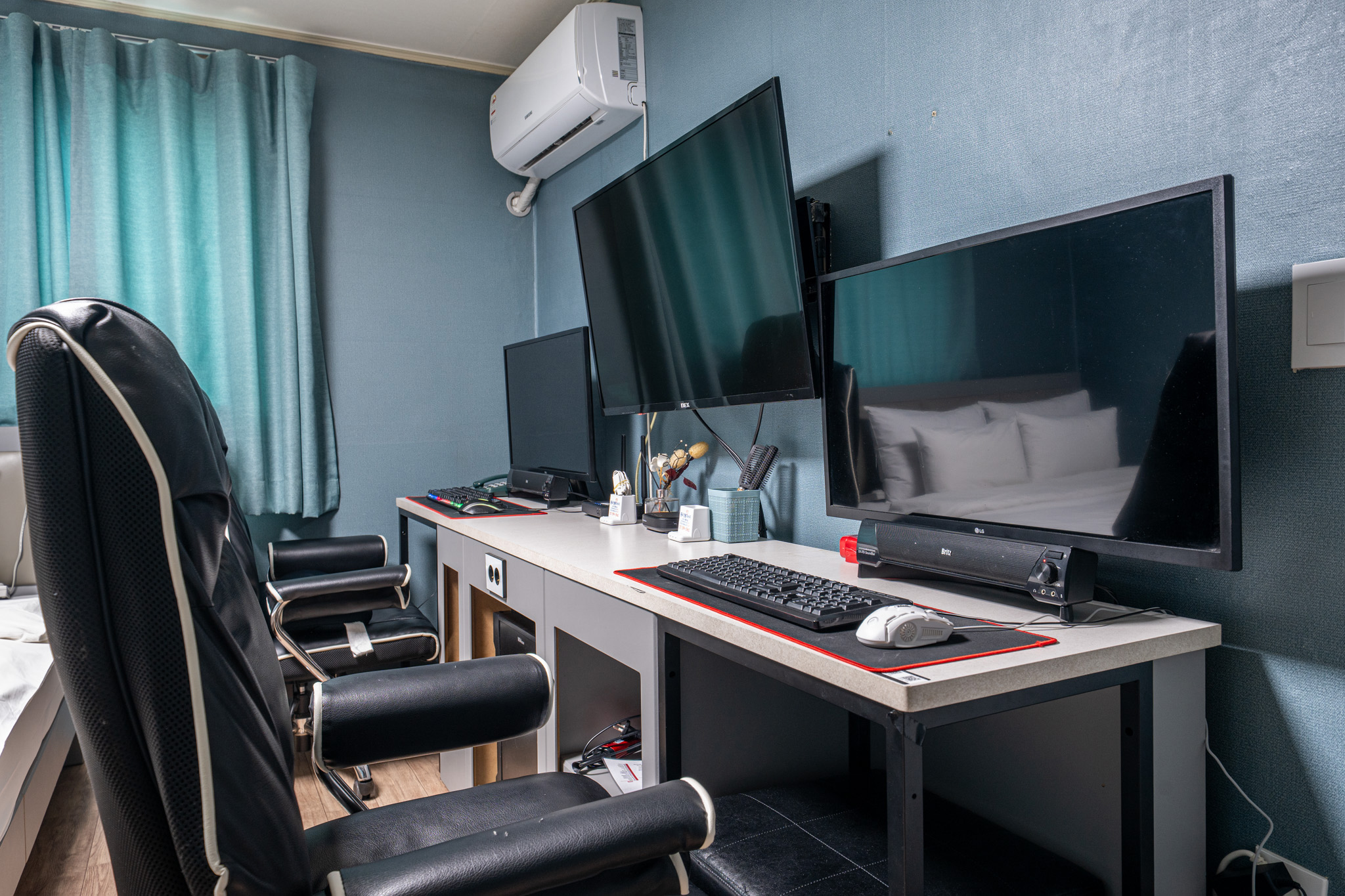 room detail thumbnail 1