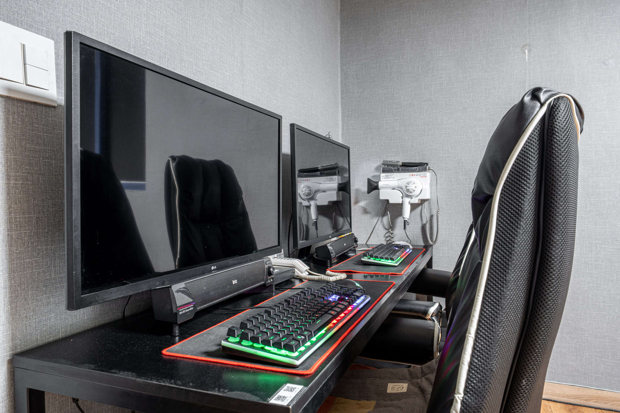 room detail thumbnail 2