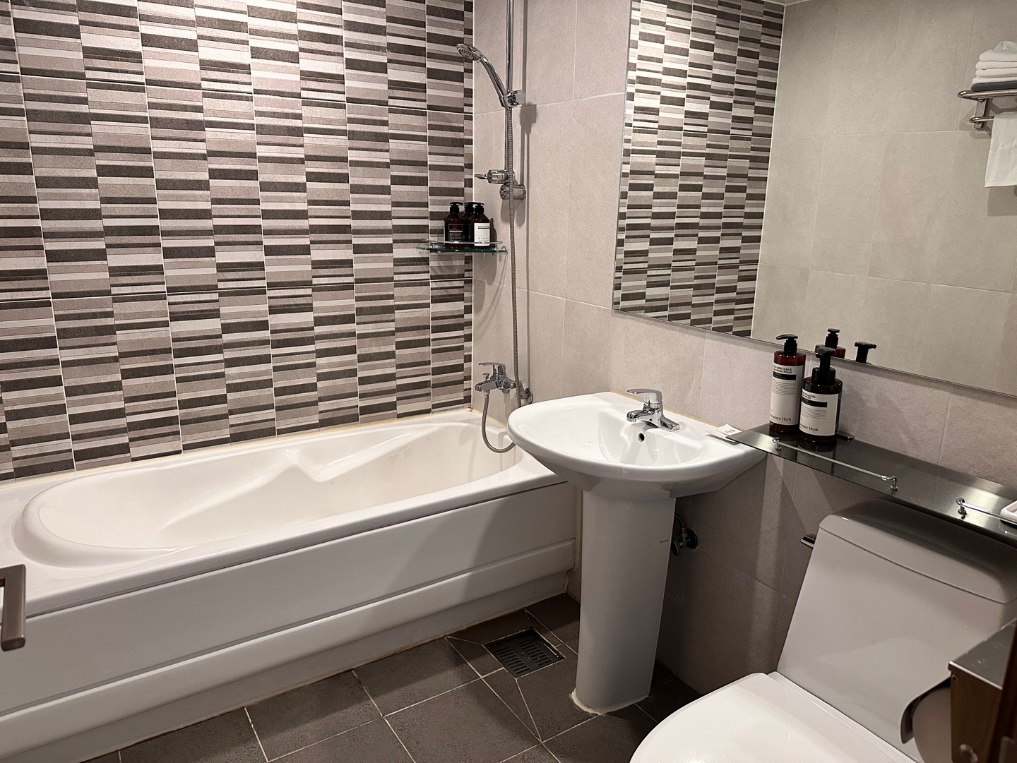 room detail thumbnail 2