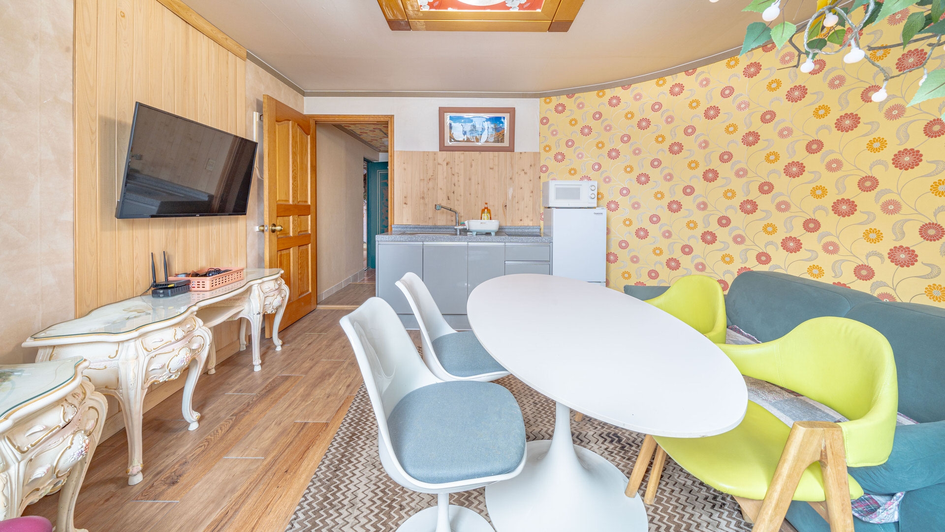 room detail thumbnail 2