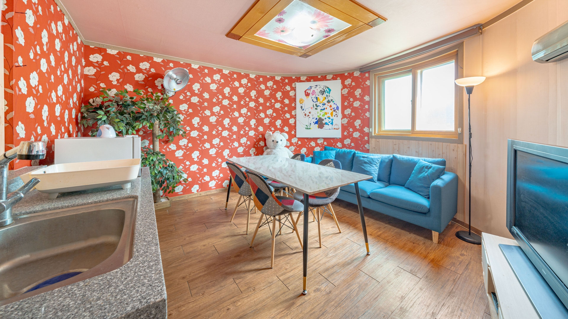 room detail thumbnail 1