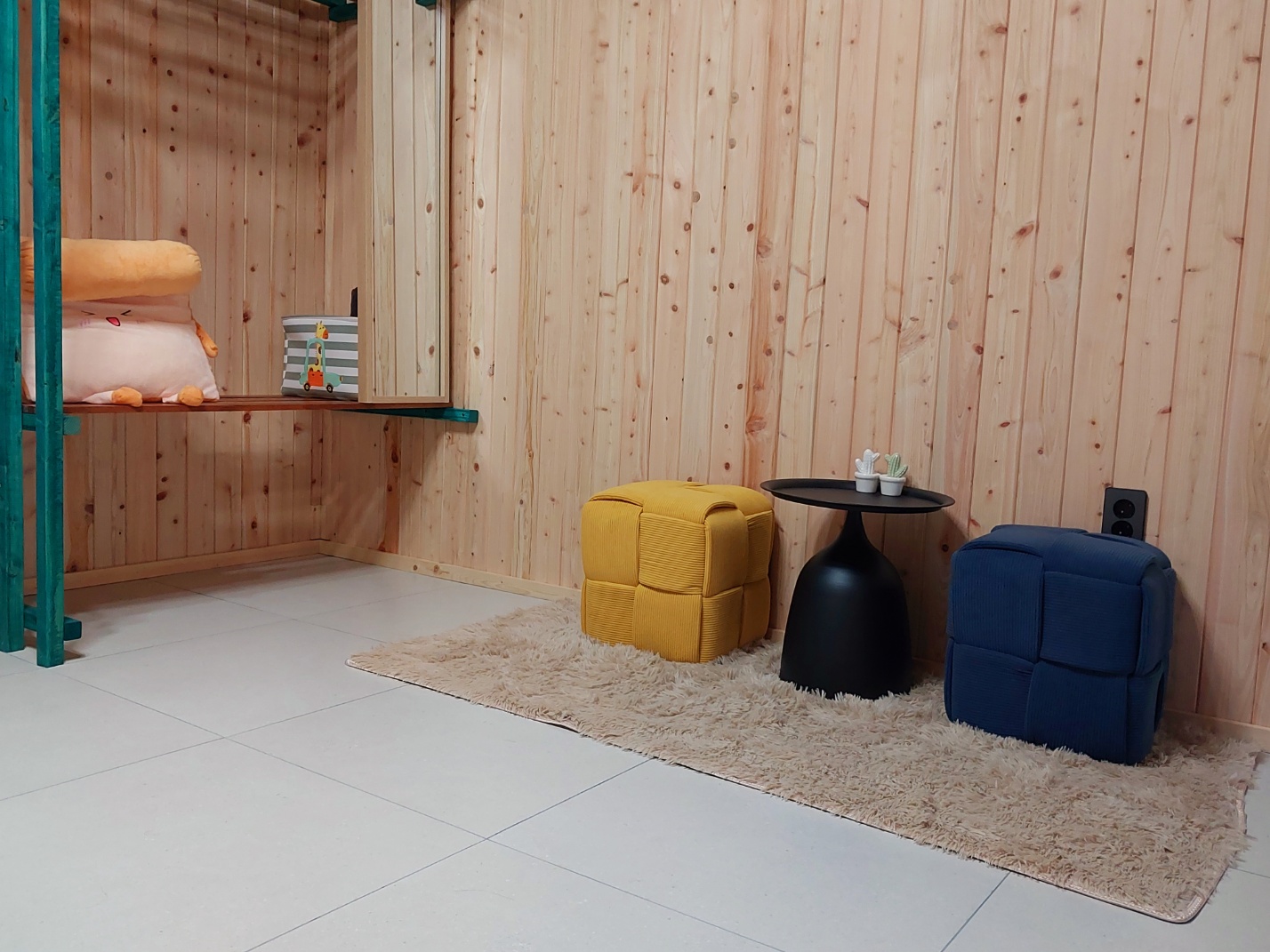 room detail thumbnail 2