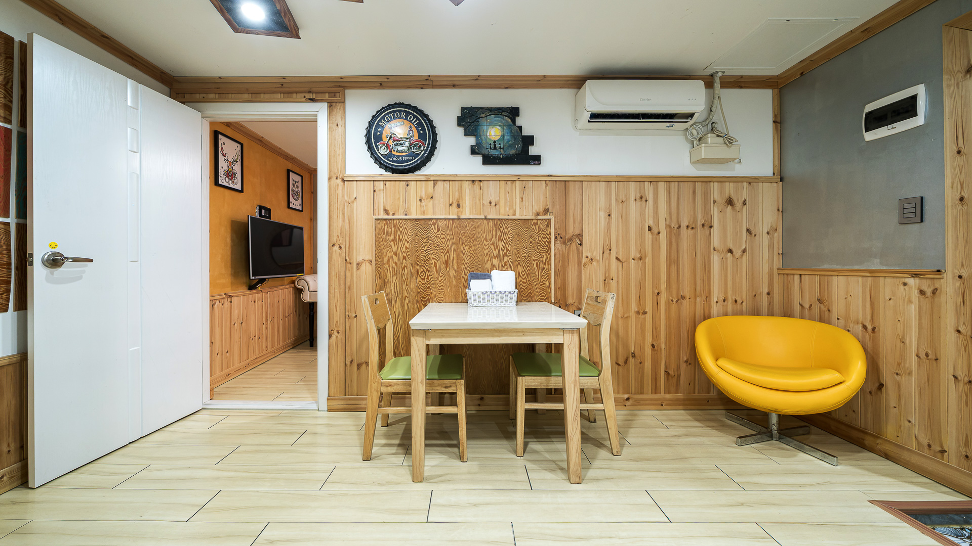 room detail thumbnail 2