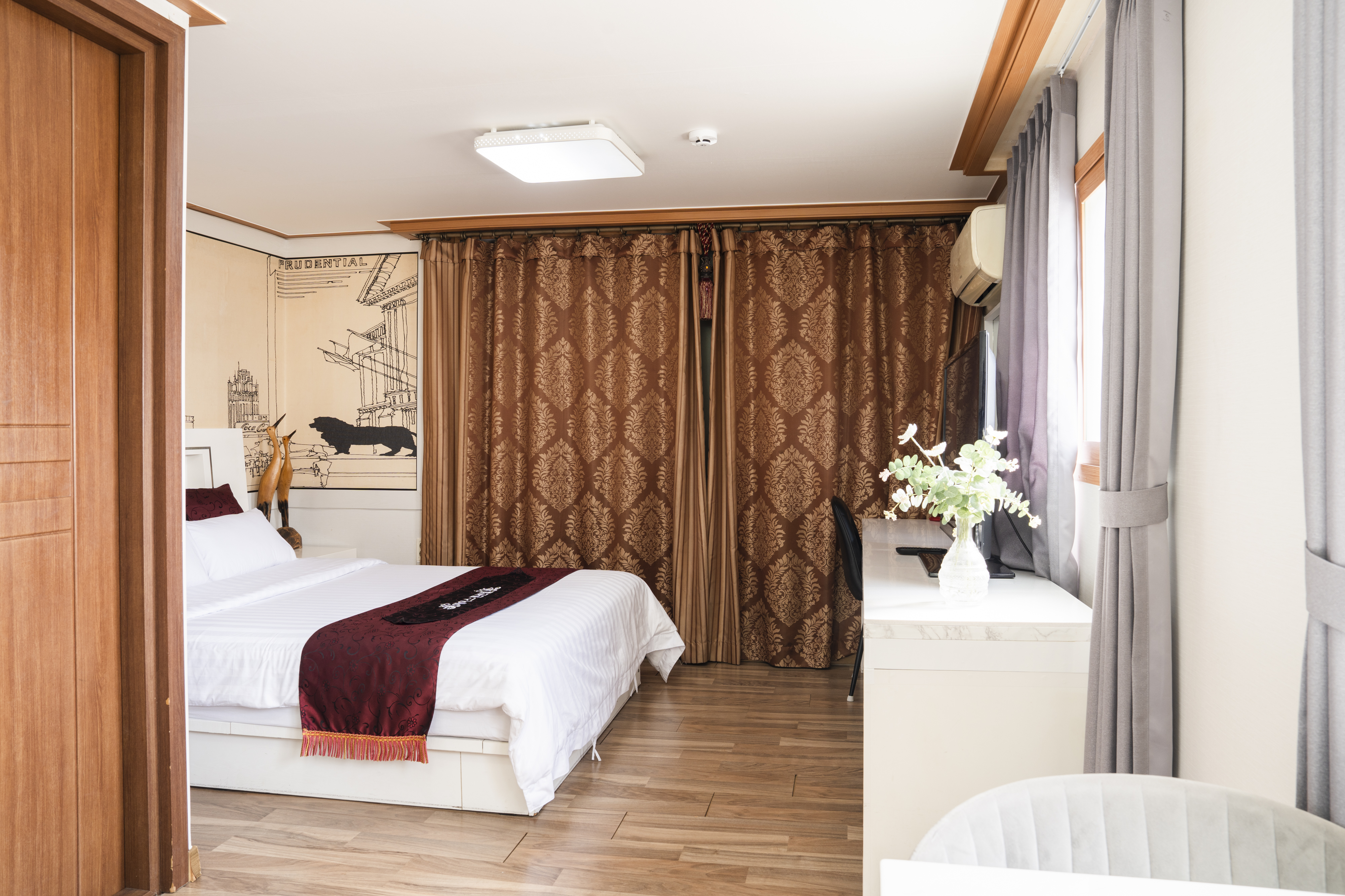 room detail thumbnail 1