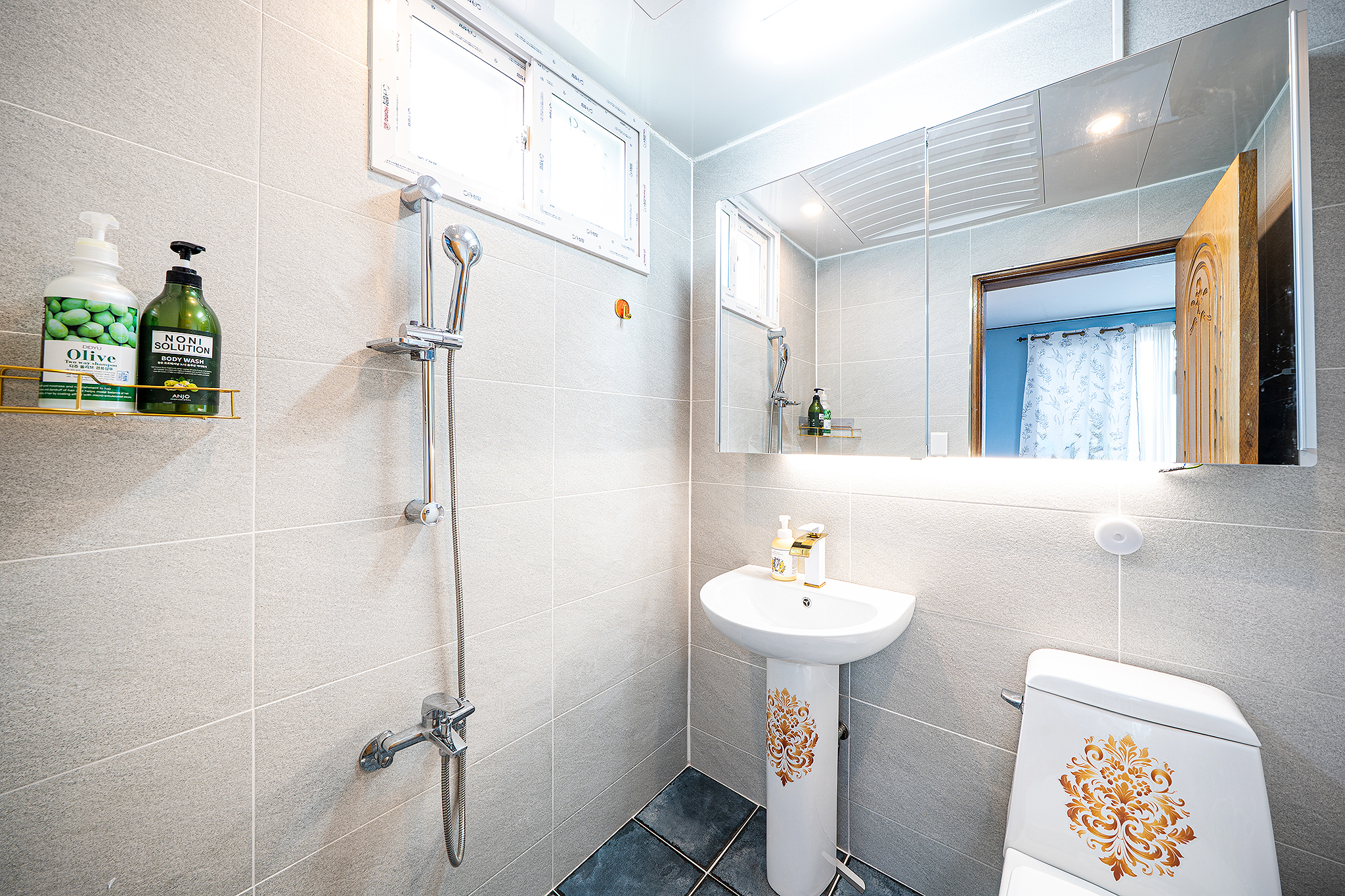 room detail thumbnail 2