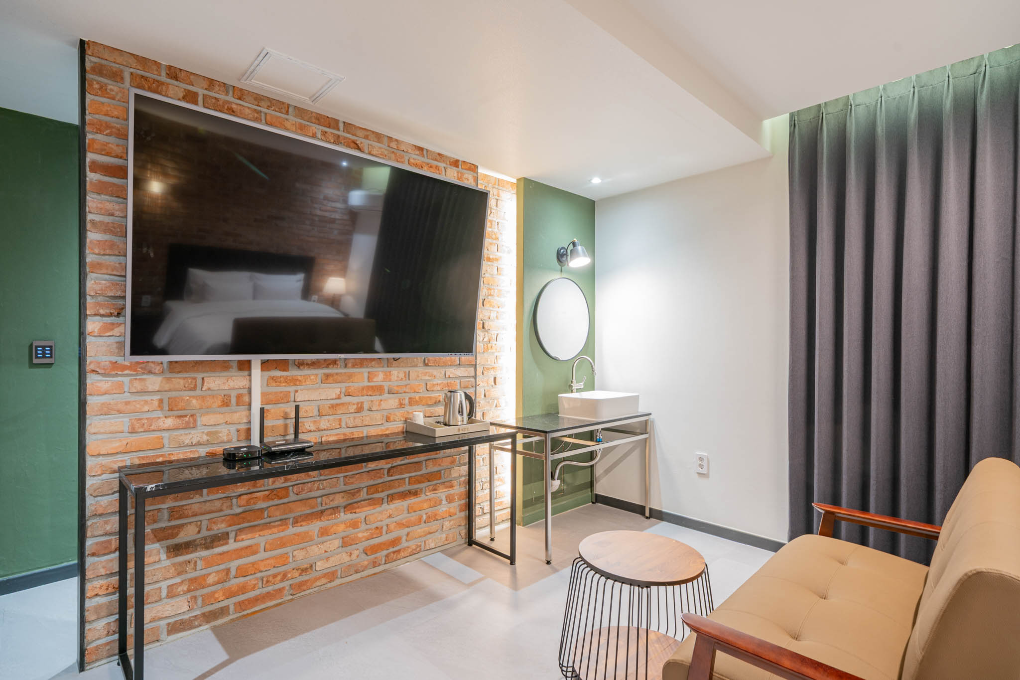 room detail thumbnail 2