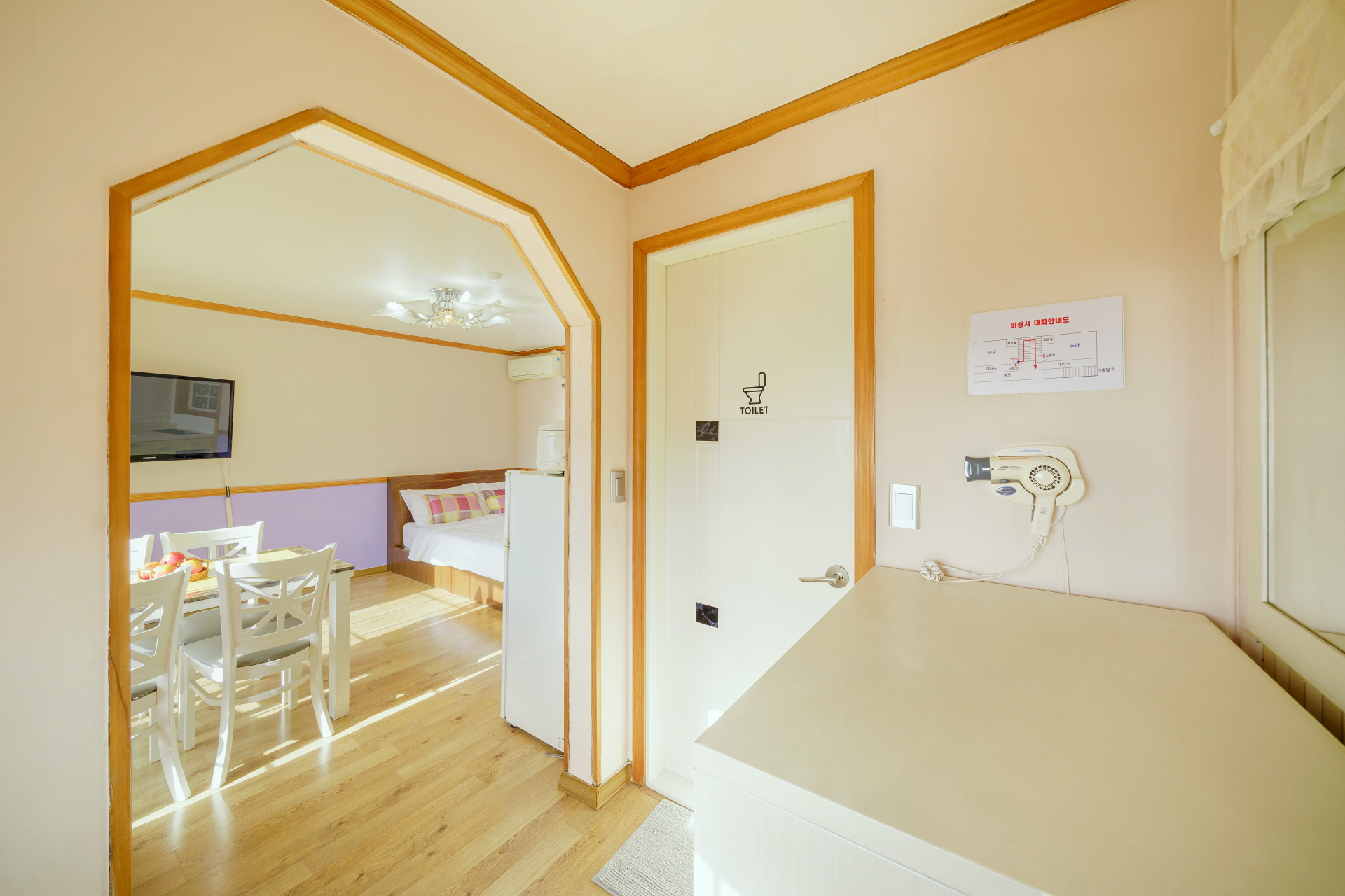 room detail thumbnail 2