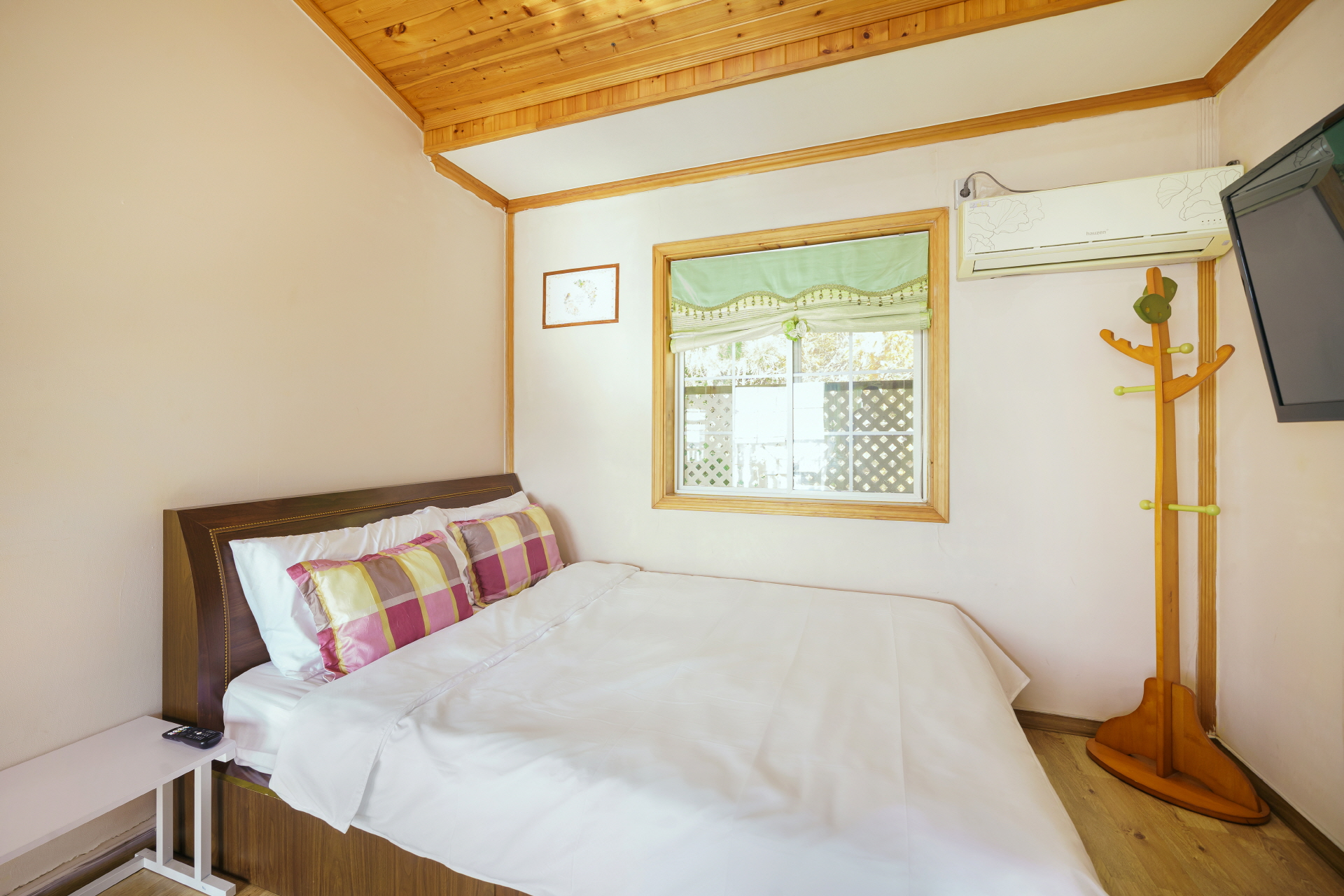 room detail thumbnail 2