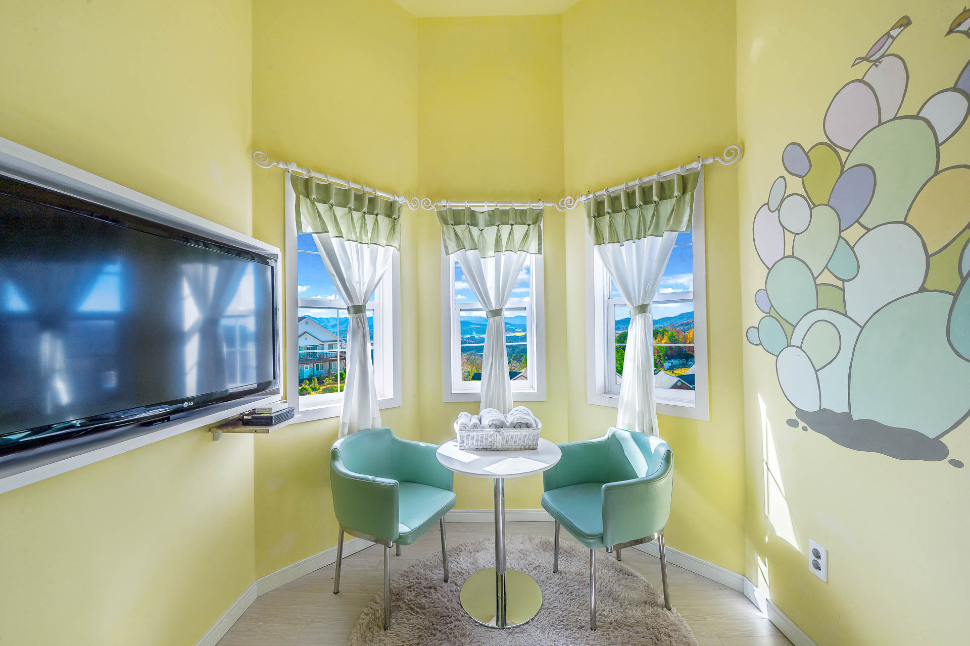 room detail thumbnail 2