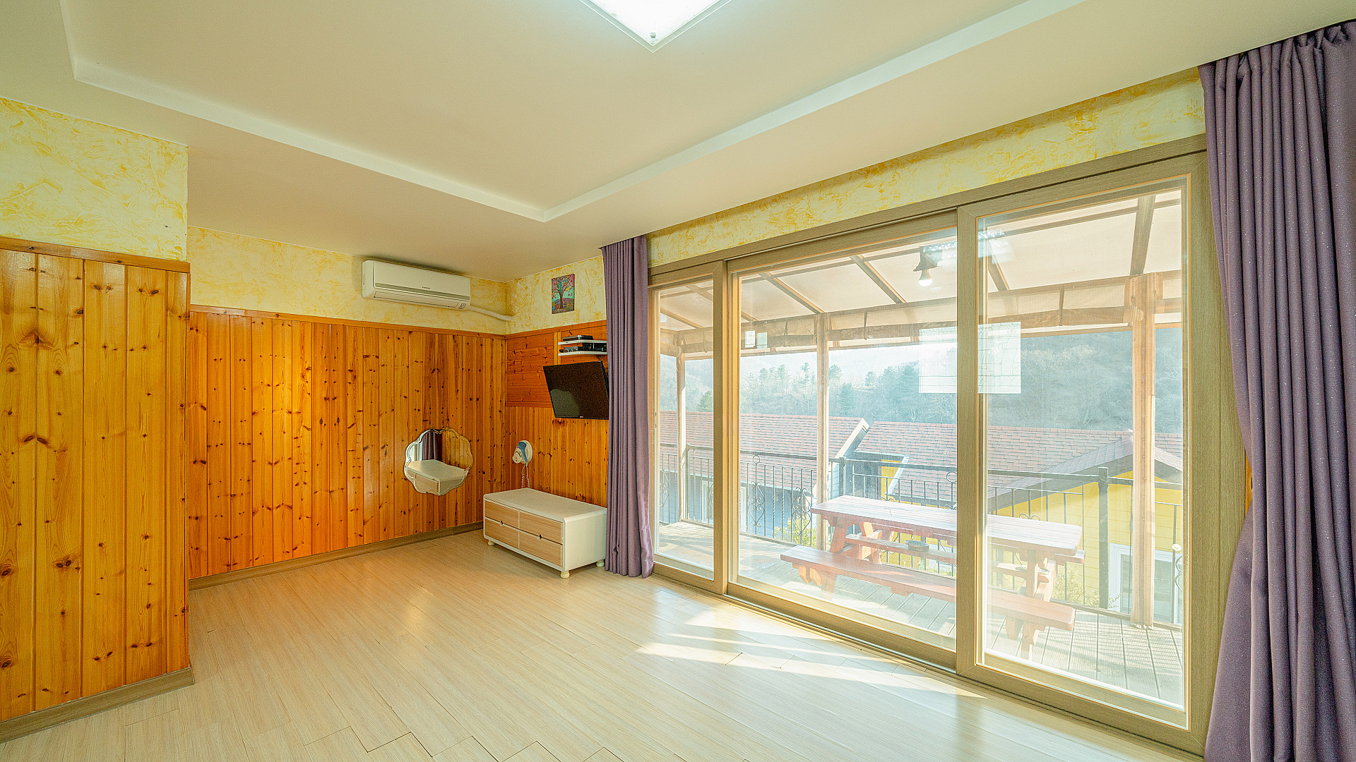 room detail thumbnail 2