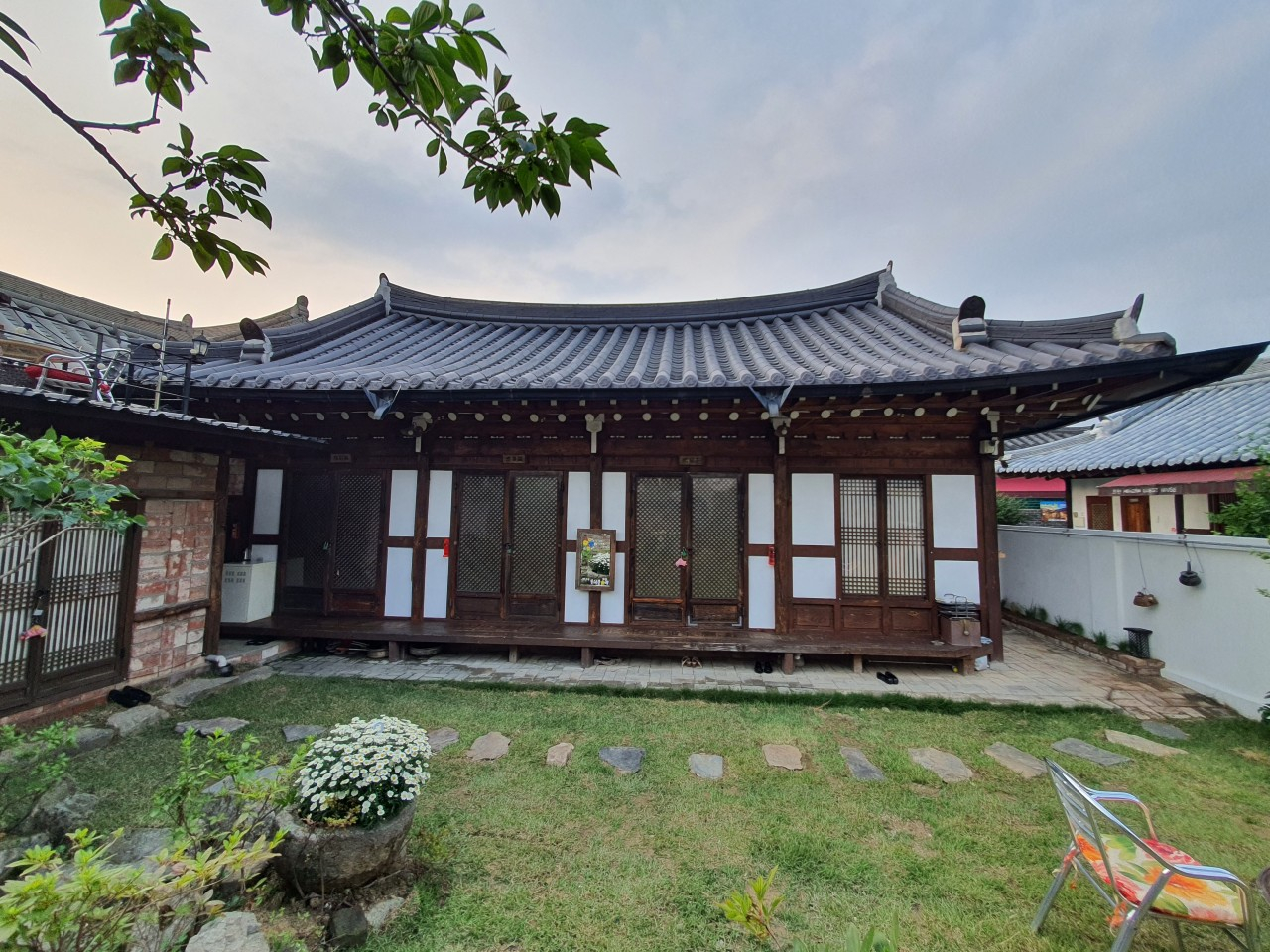 room detail thumbnail 2