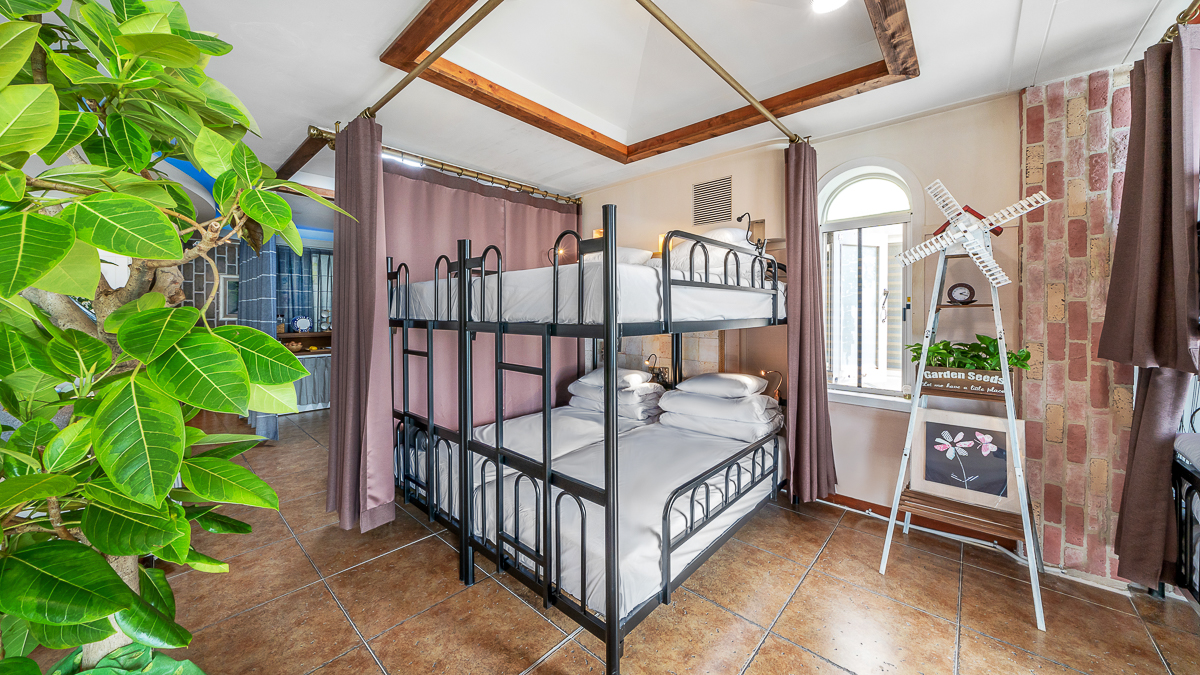 room detail thumbnail 2