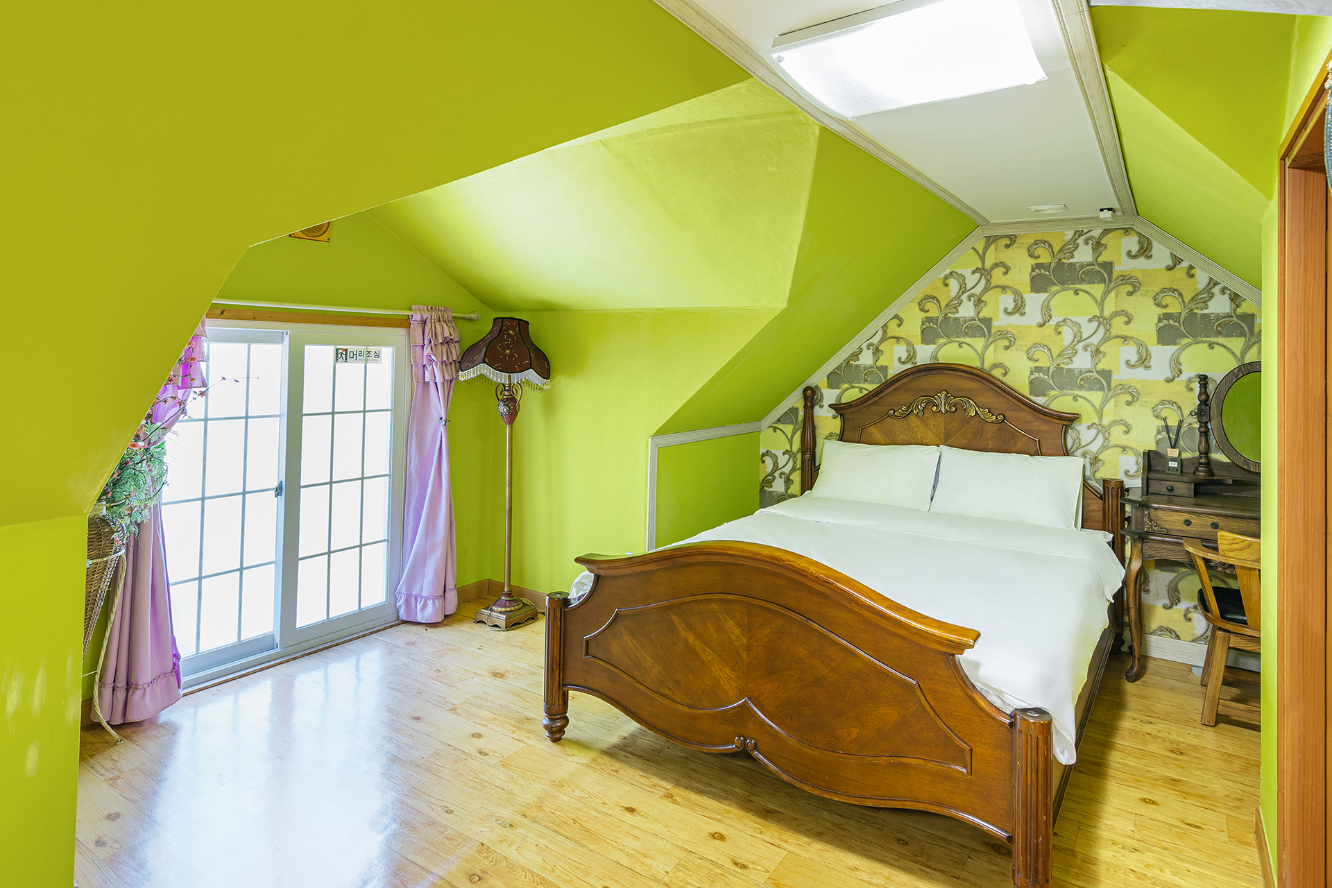 room detail thumbnail 1