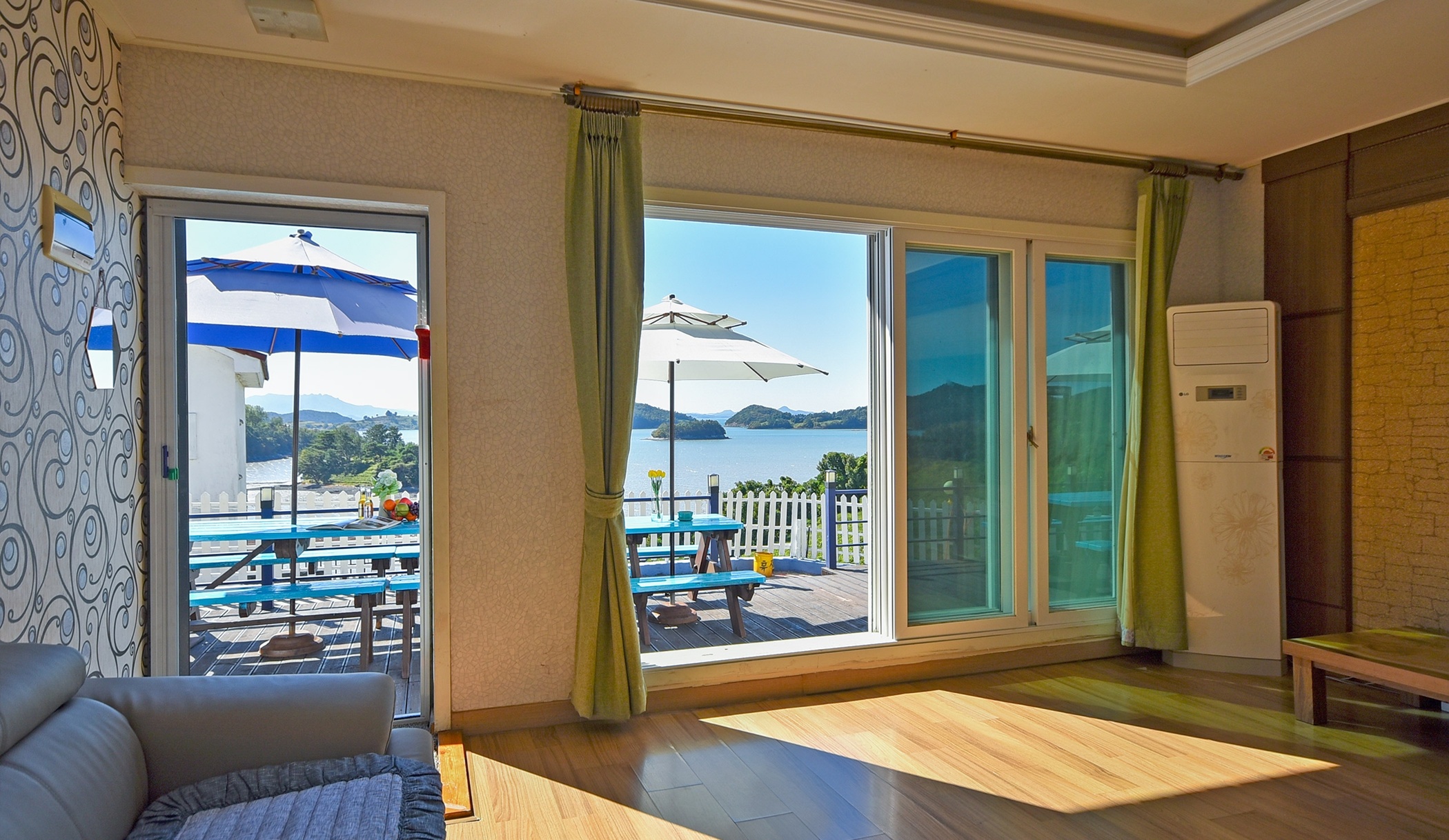 room detail thumbnail 2