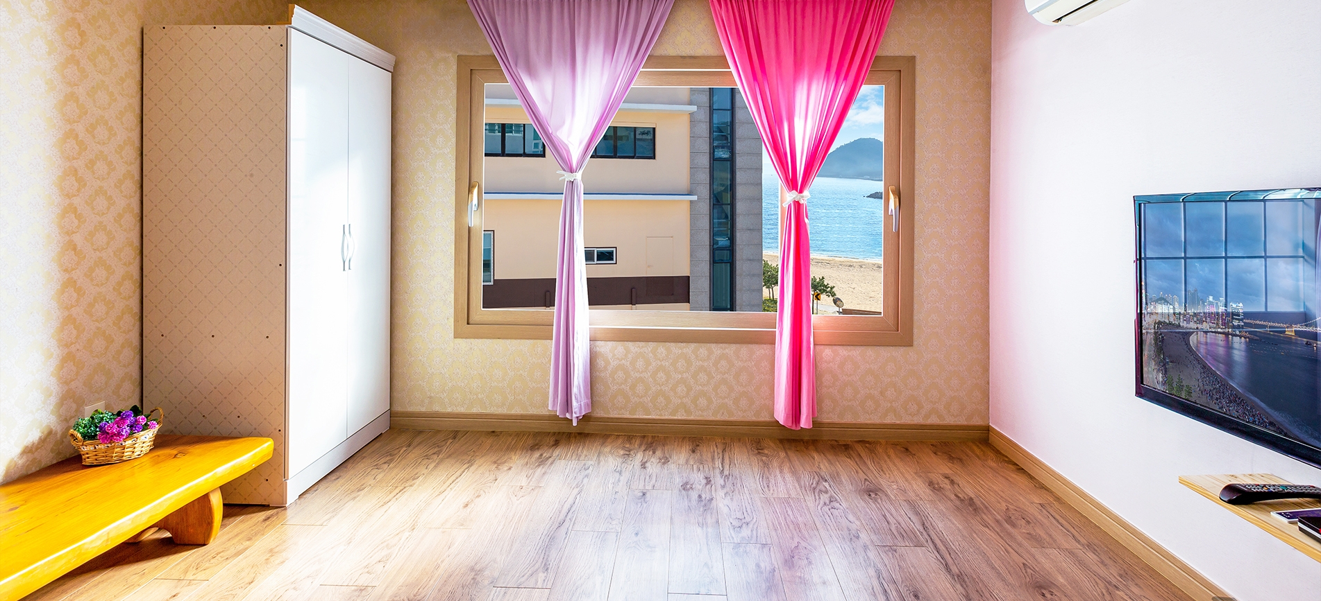 room detail thumbnail 2