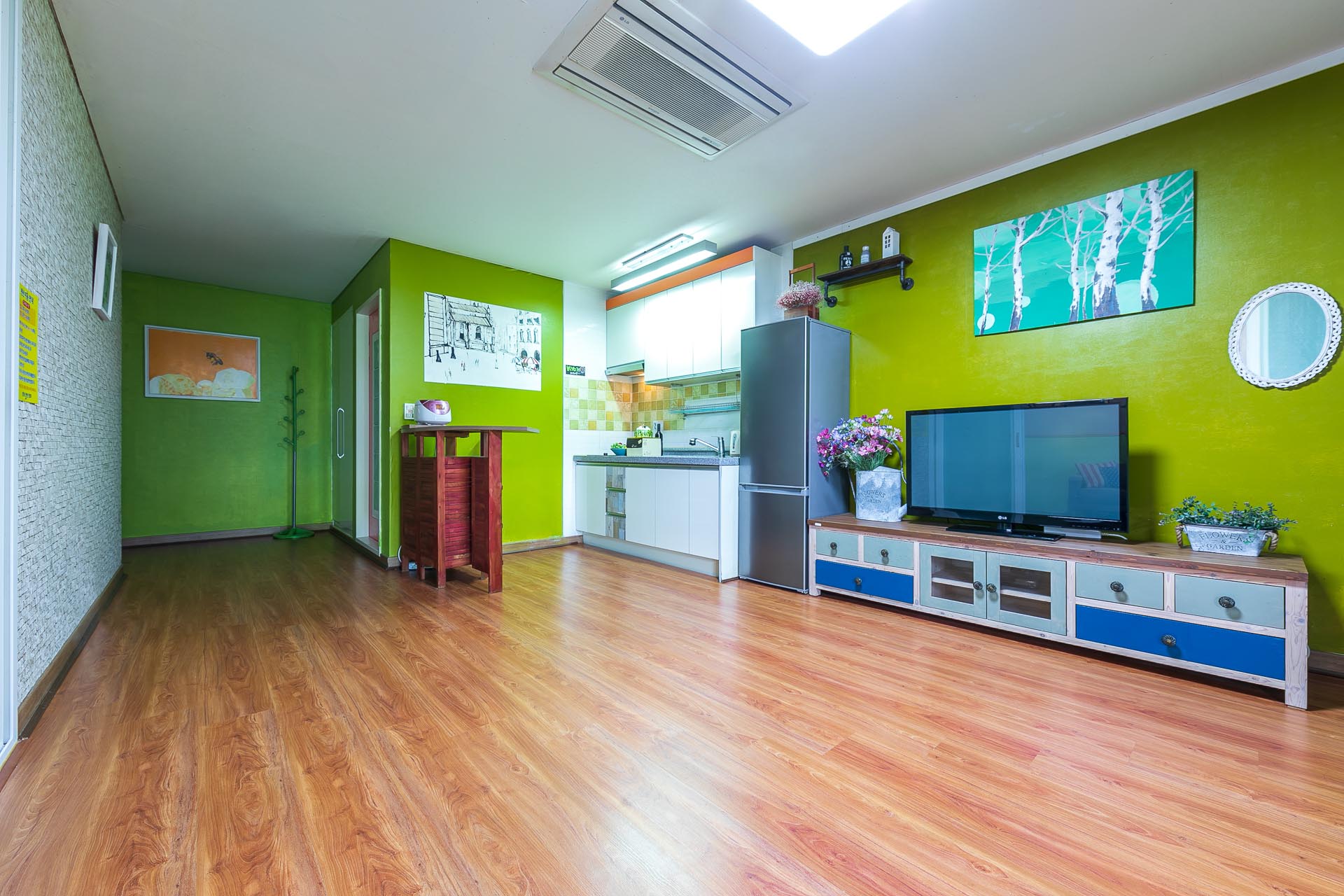 room detail thumbnail 2