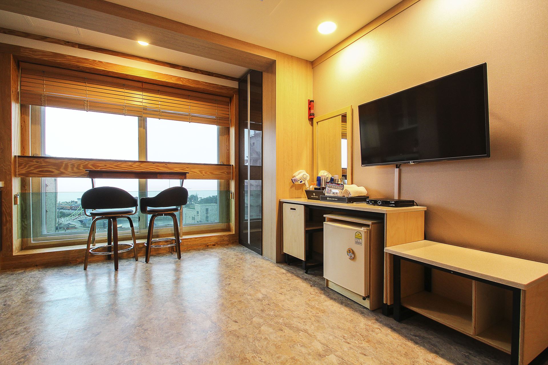 room detail thumbnail 1