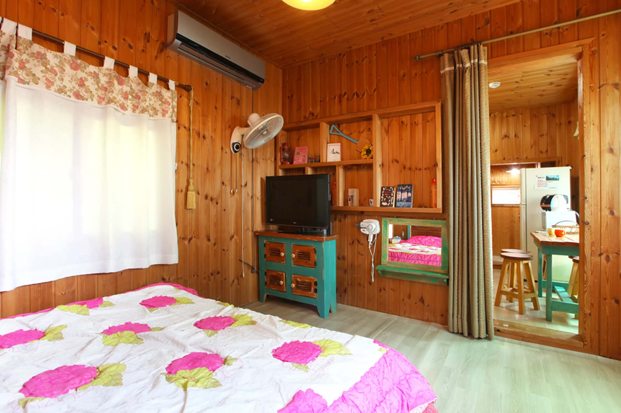 room detail thumbnail 2