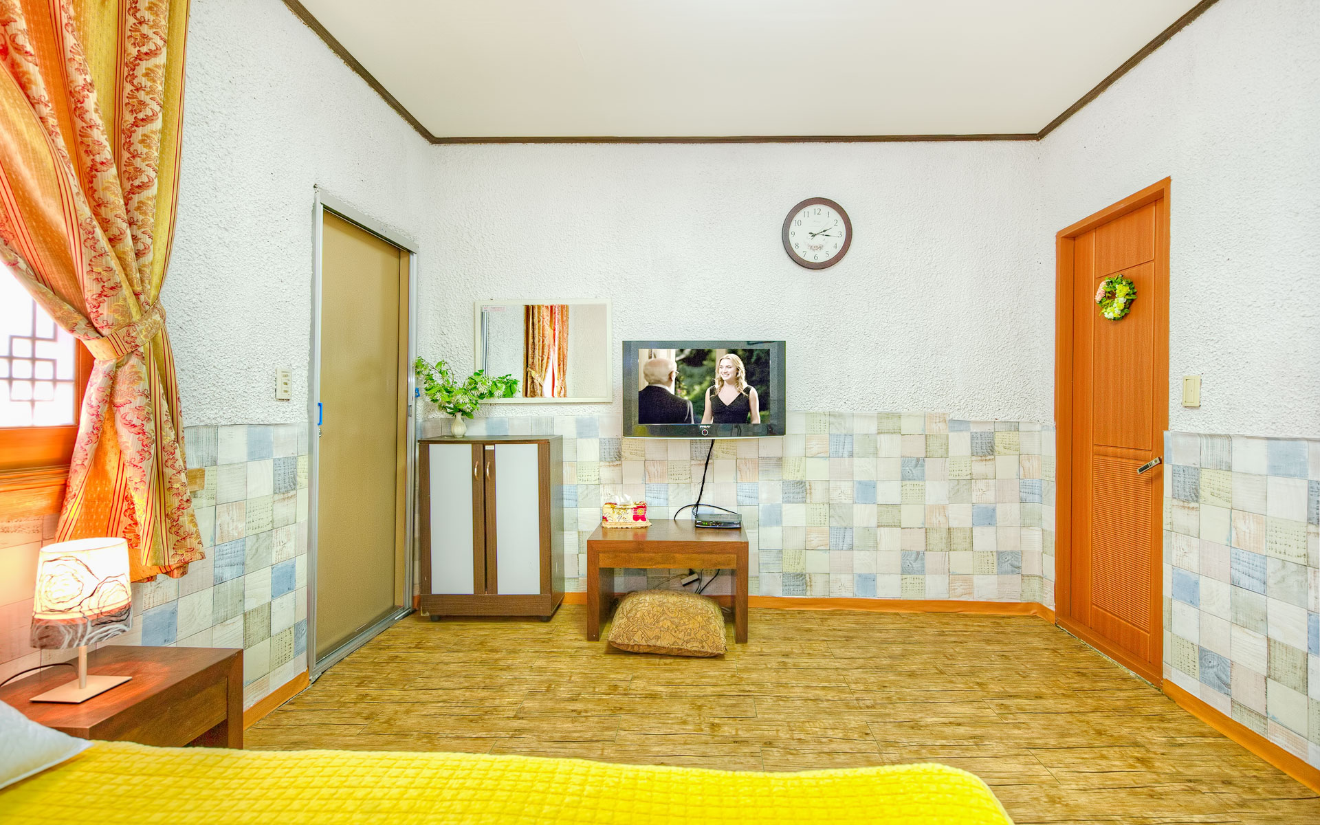 room detail thumbnail 1