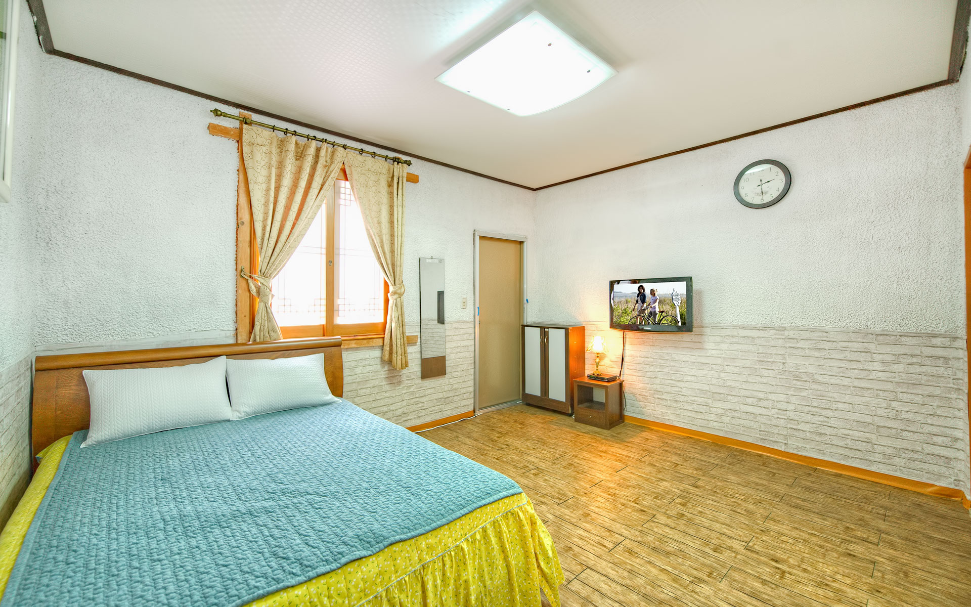 room detail thumbnail 1