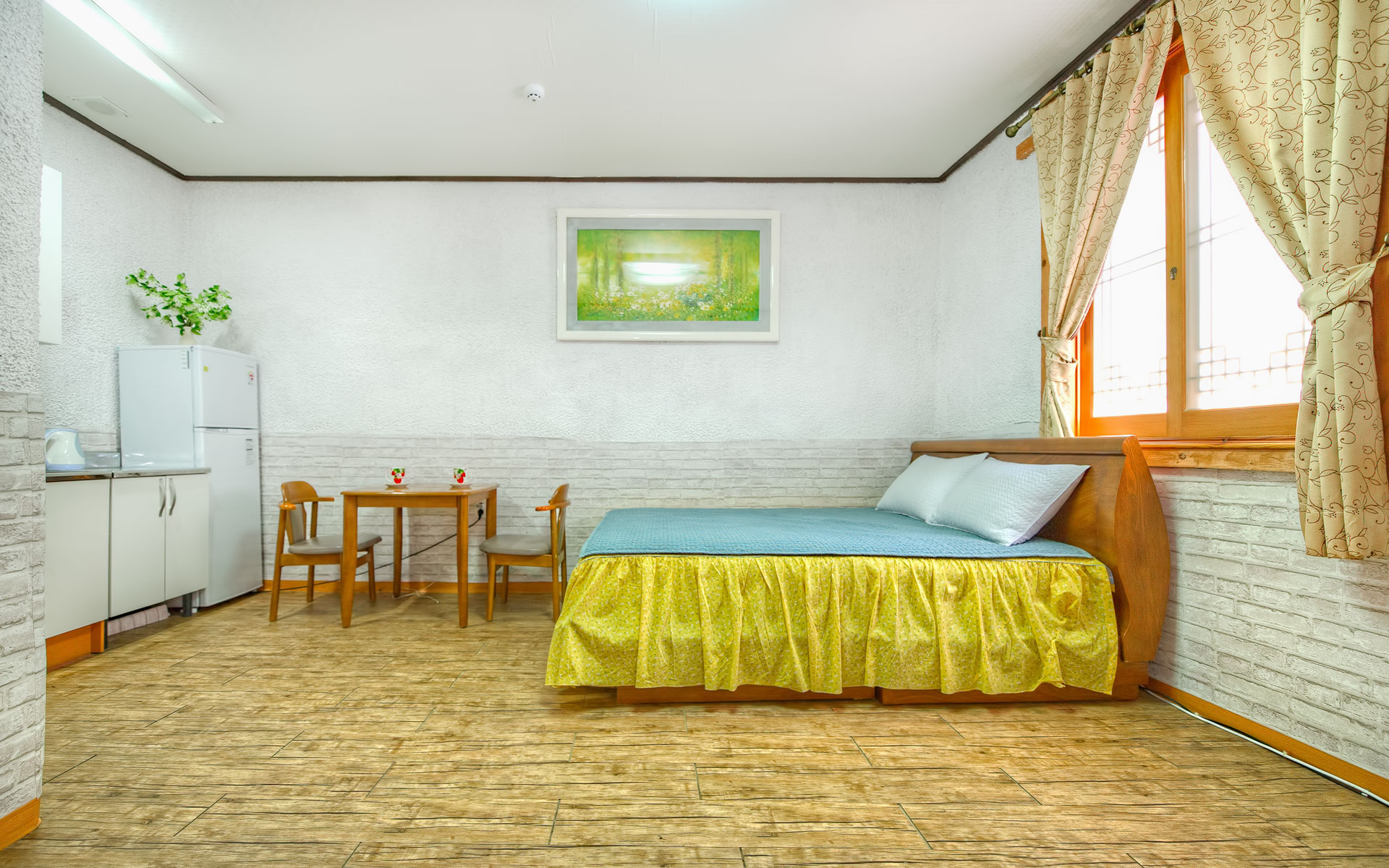 room detail thumbnail 2