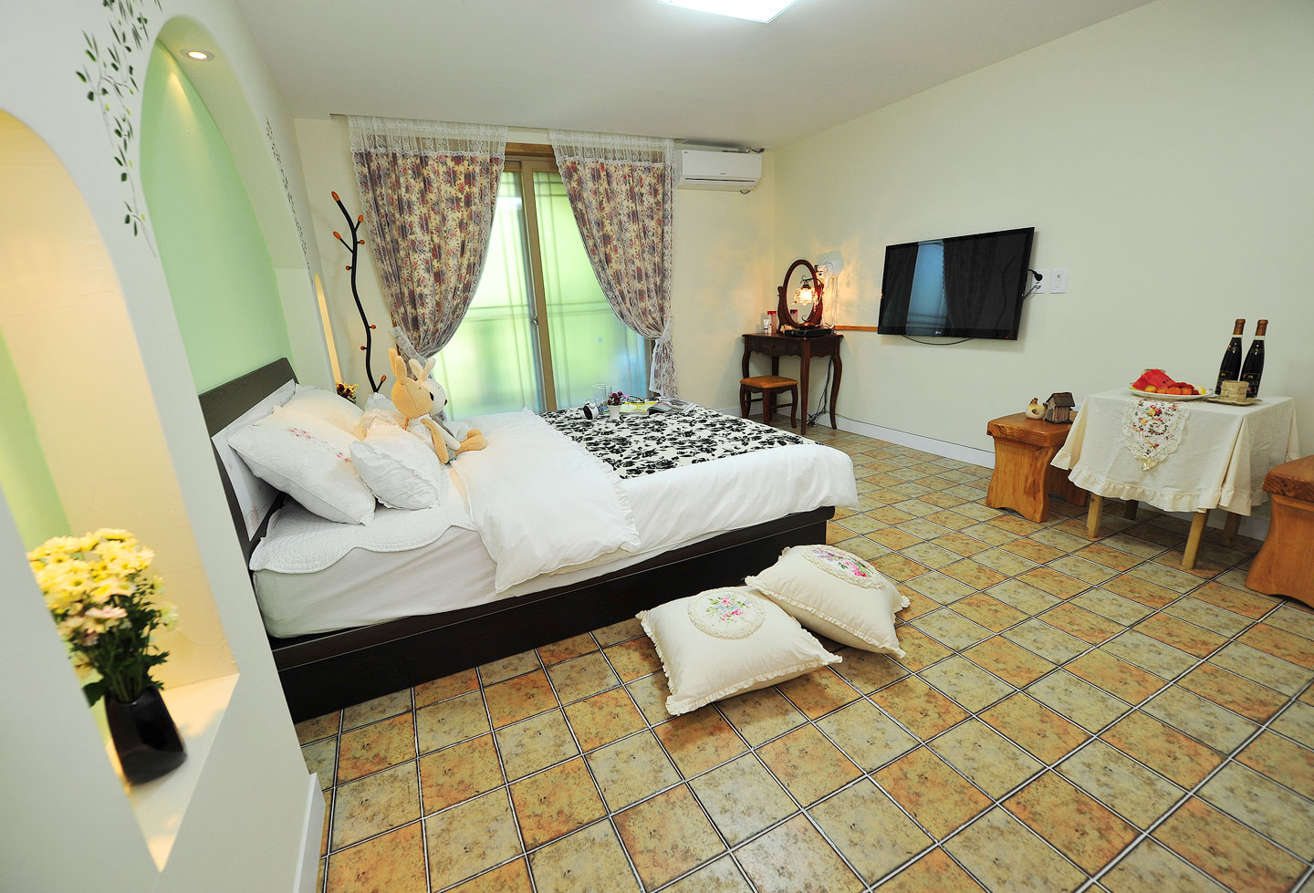 room detail thumbnail 2