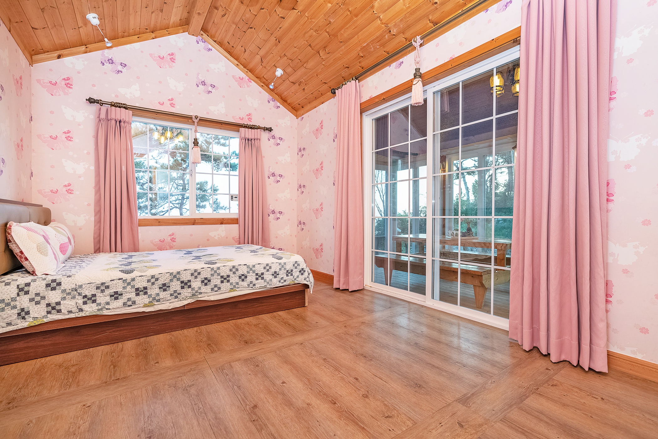 room detail thumbnail 2