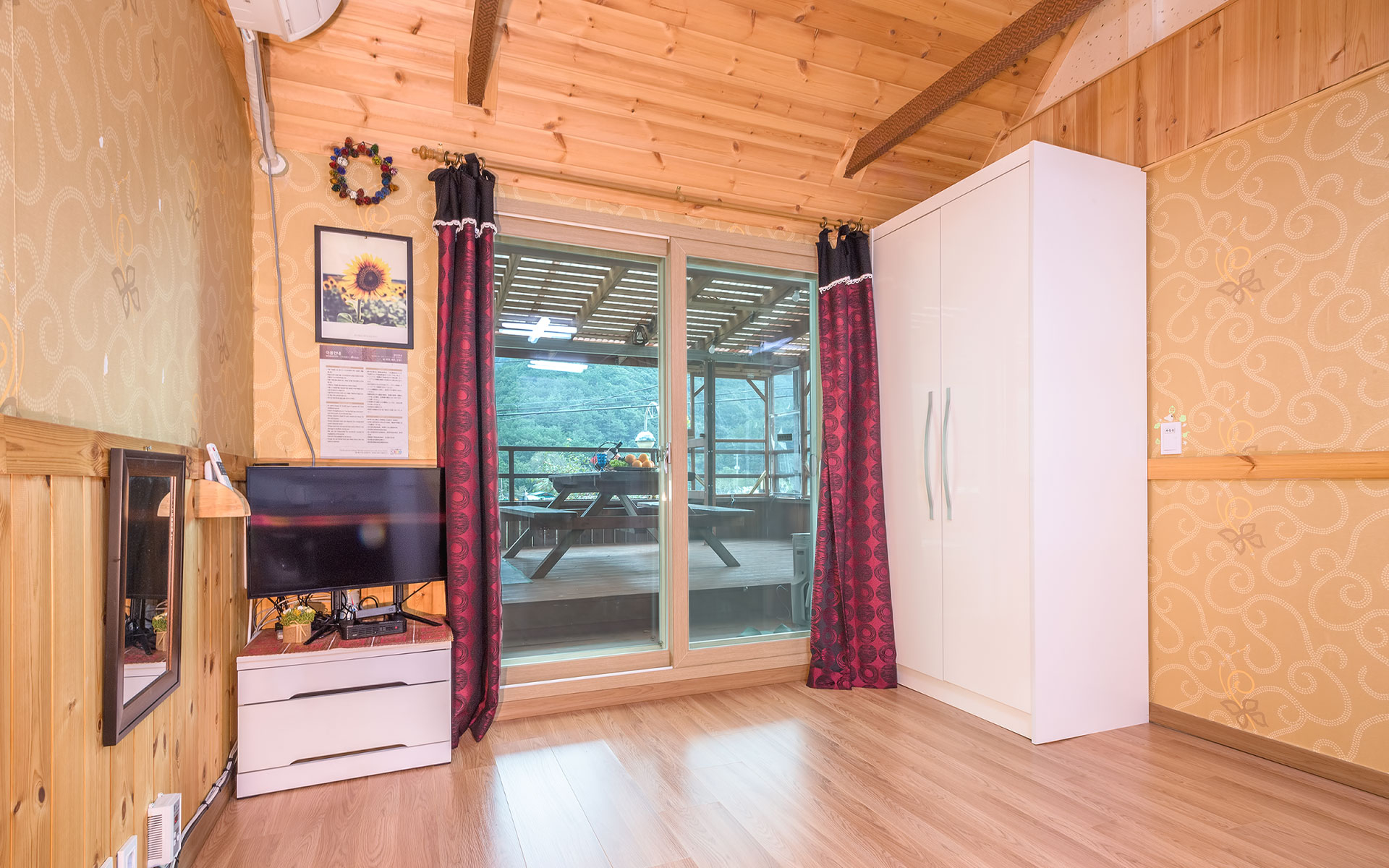 room detail thumbnail 1