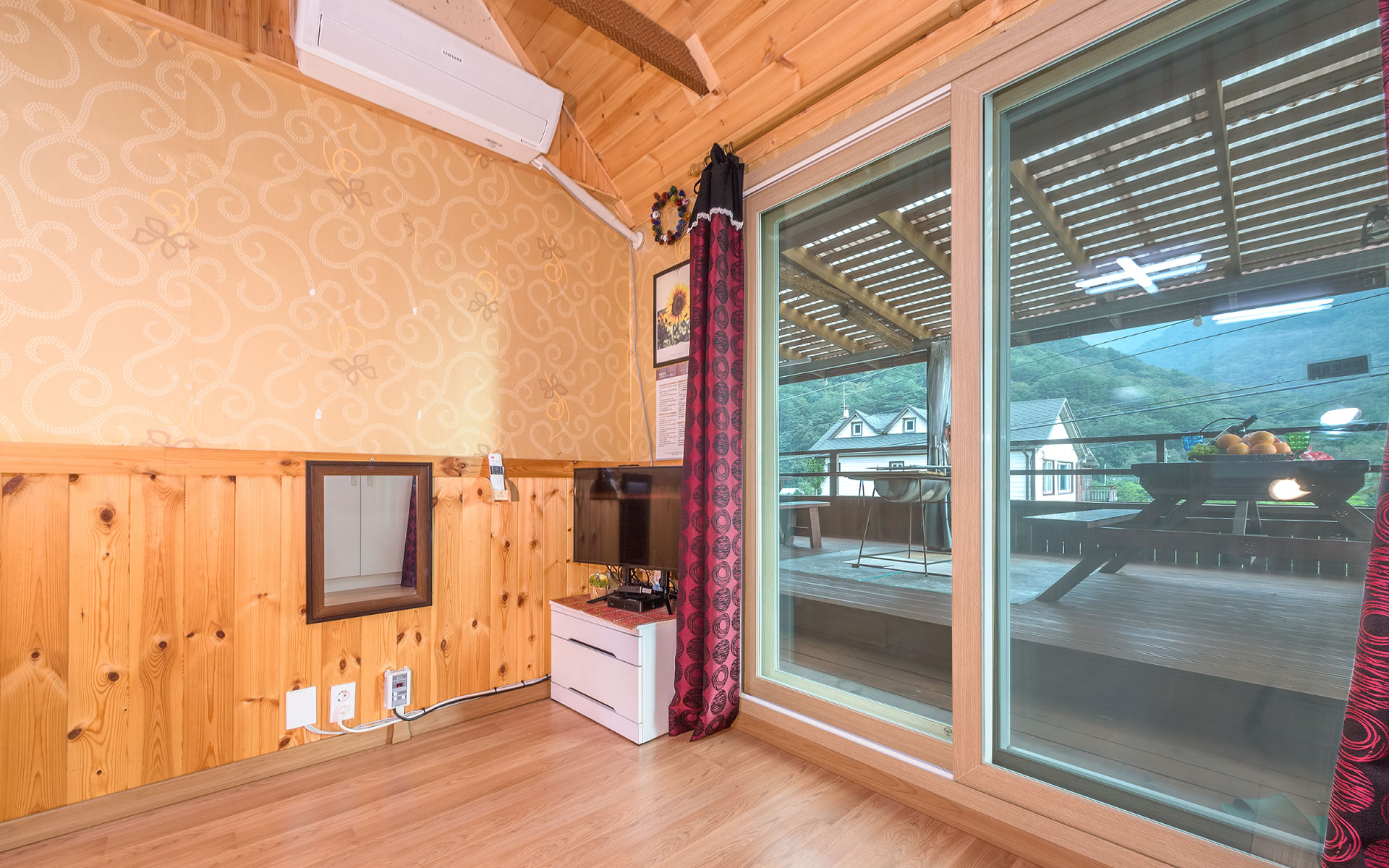 room detail thumbnail 2