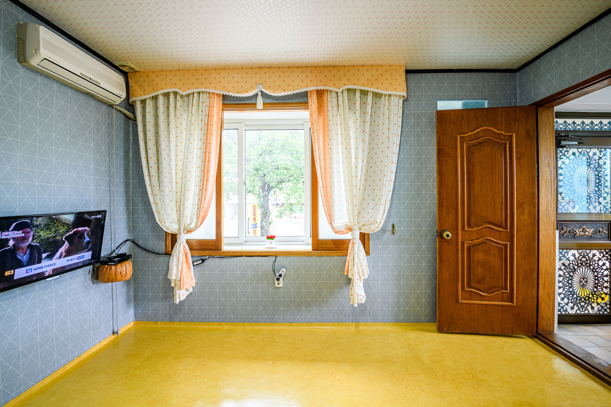 room detail thumbnail 2