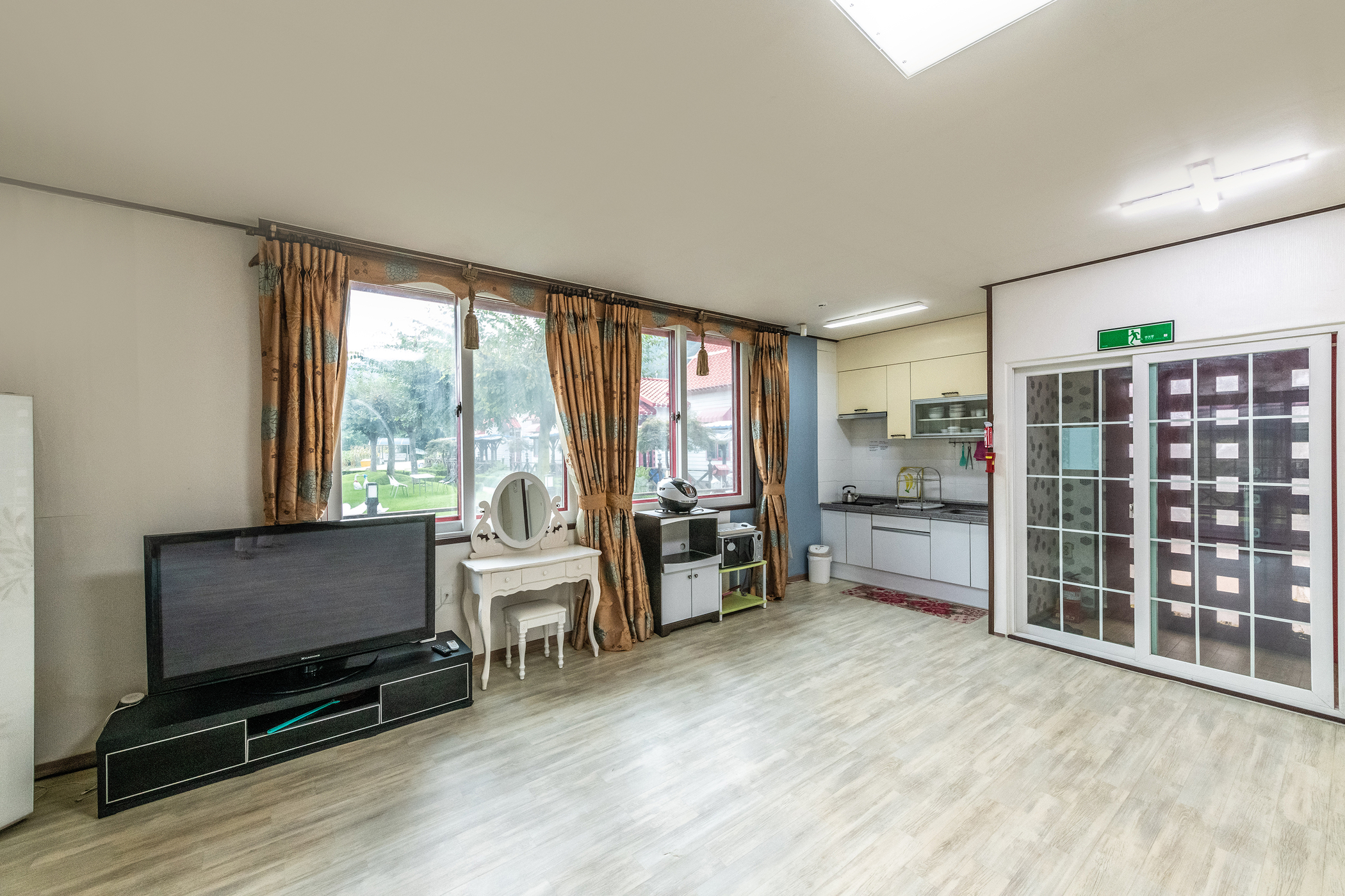 room detail thumbnail 2