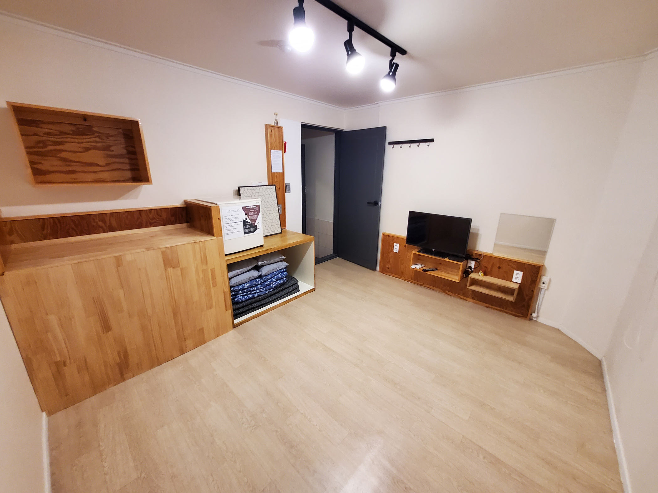 room detail thumbnail 2
