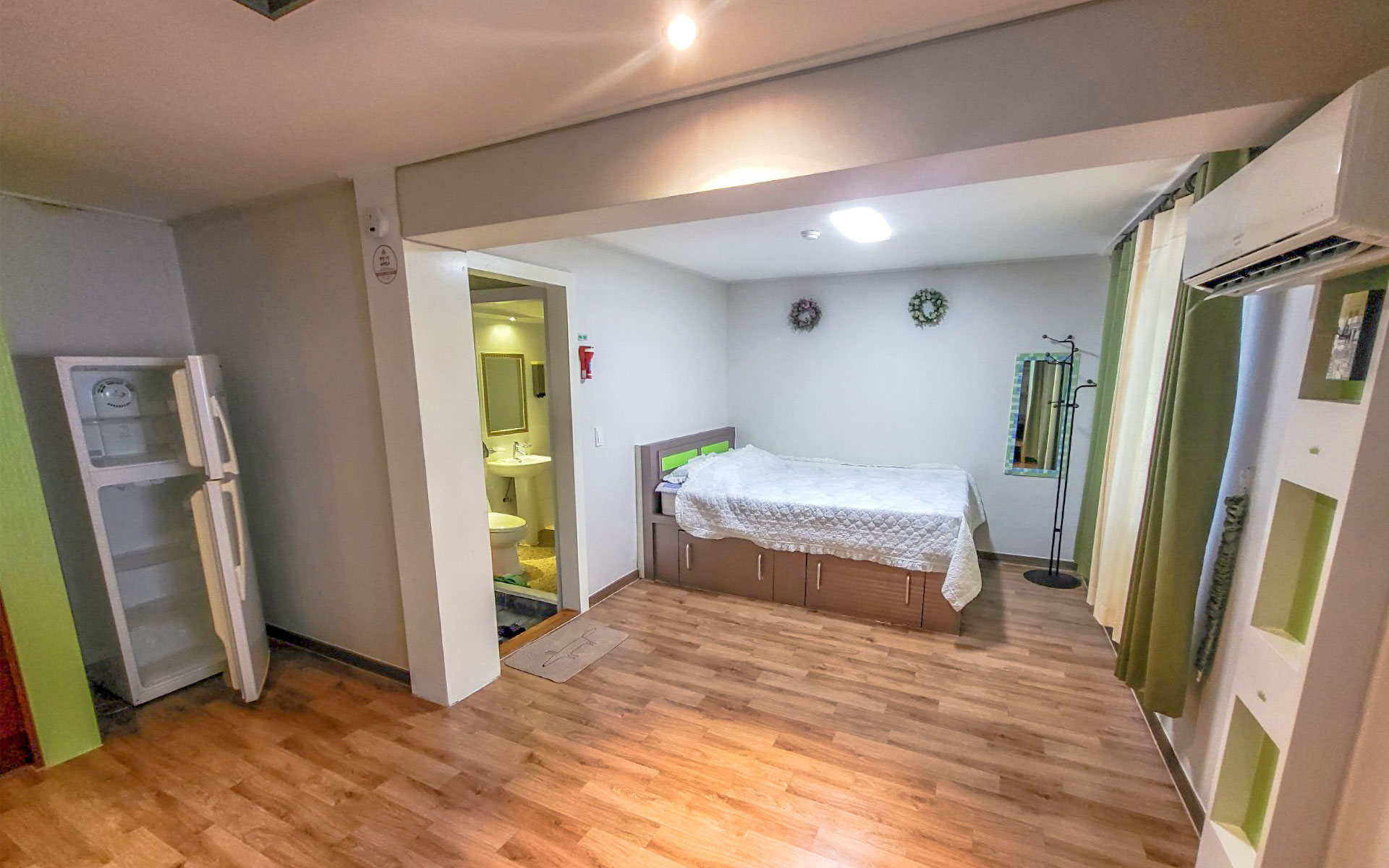 room detail thumbnail 2
