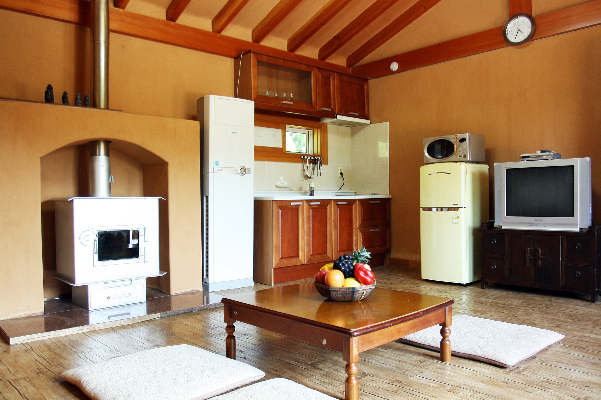 room detail thumbnail 2