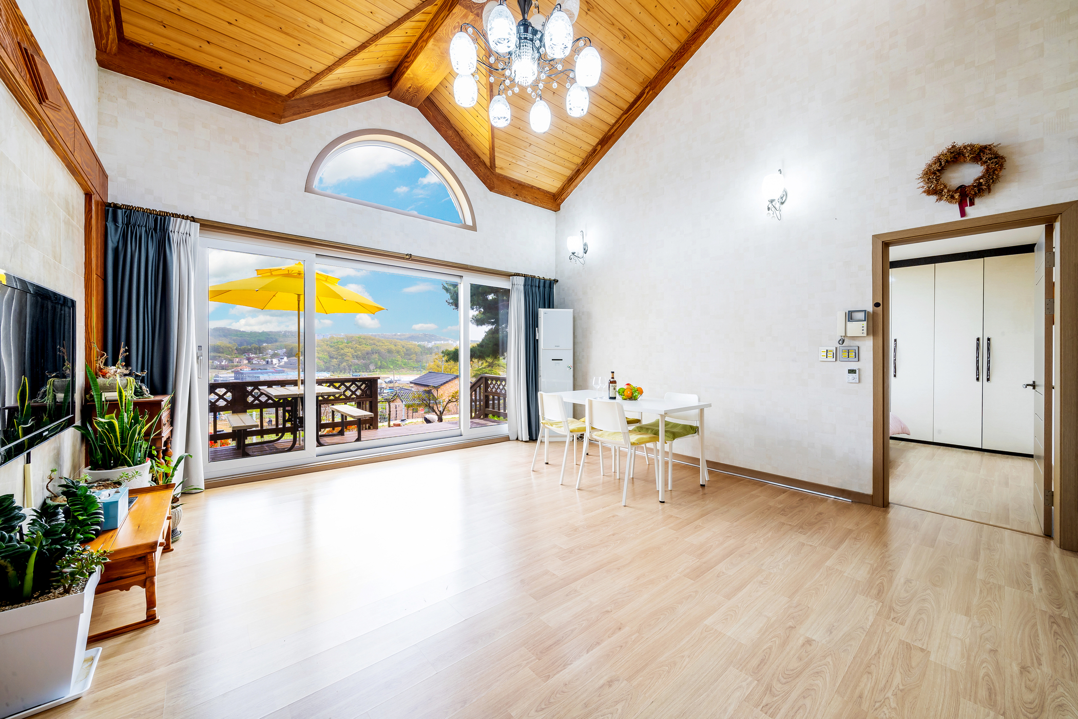 room detail thumbnail 2