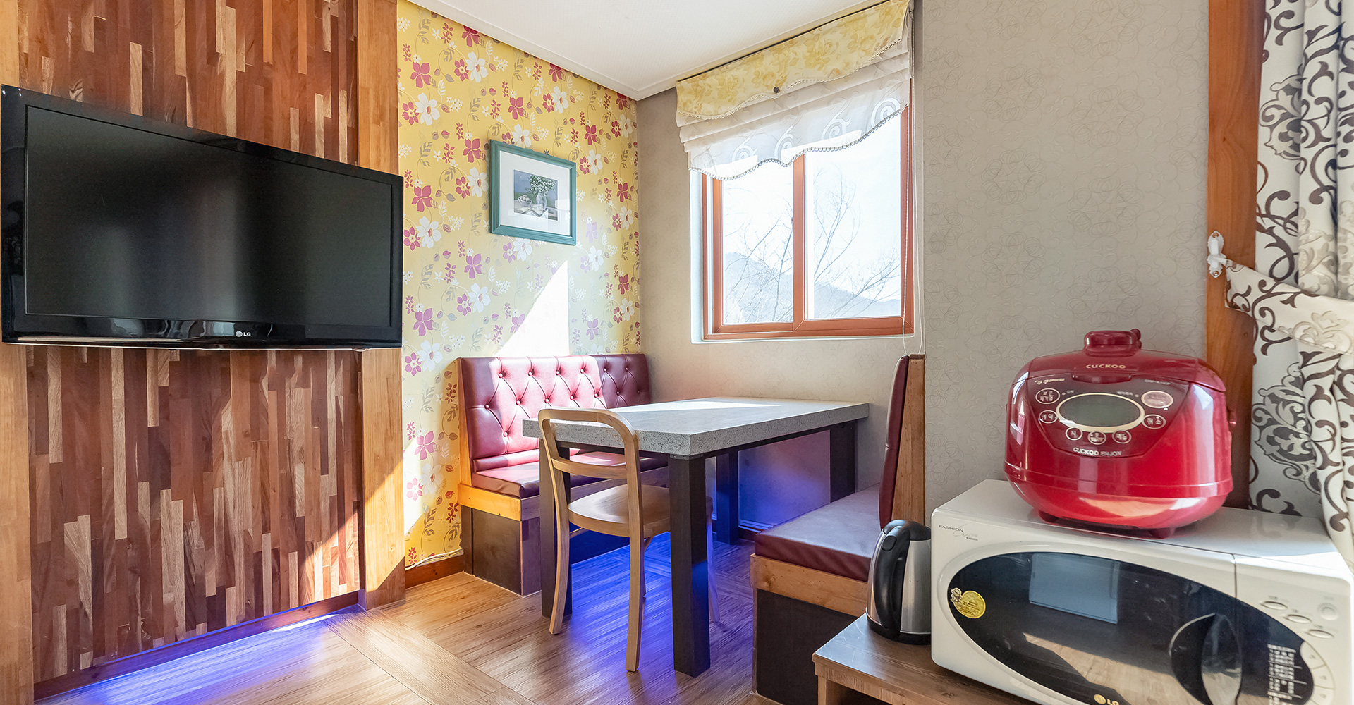 room detail thumbnail 2