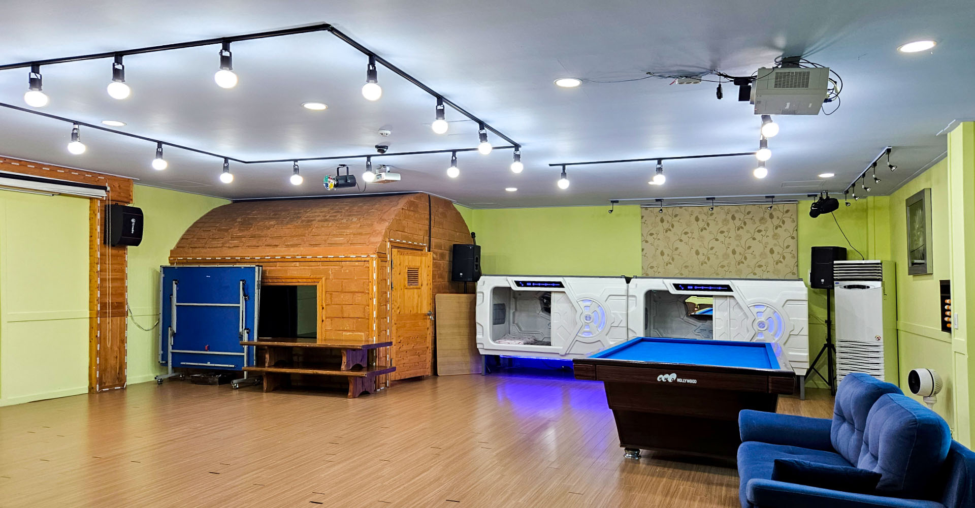 room detail thumbnail 2