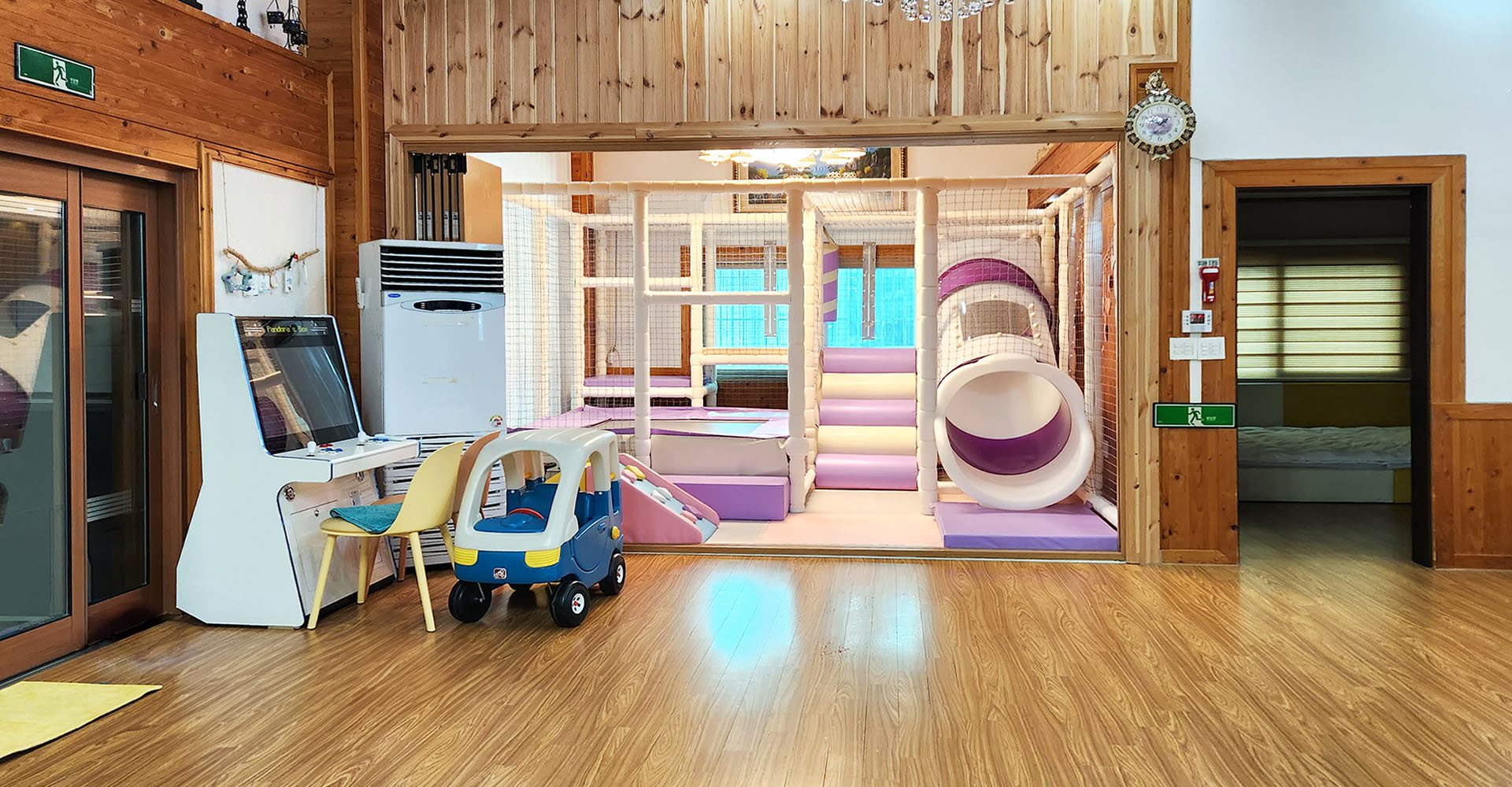 room detail thumbnail 1