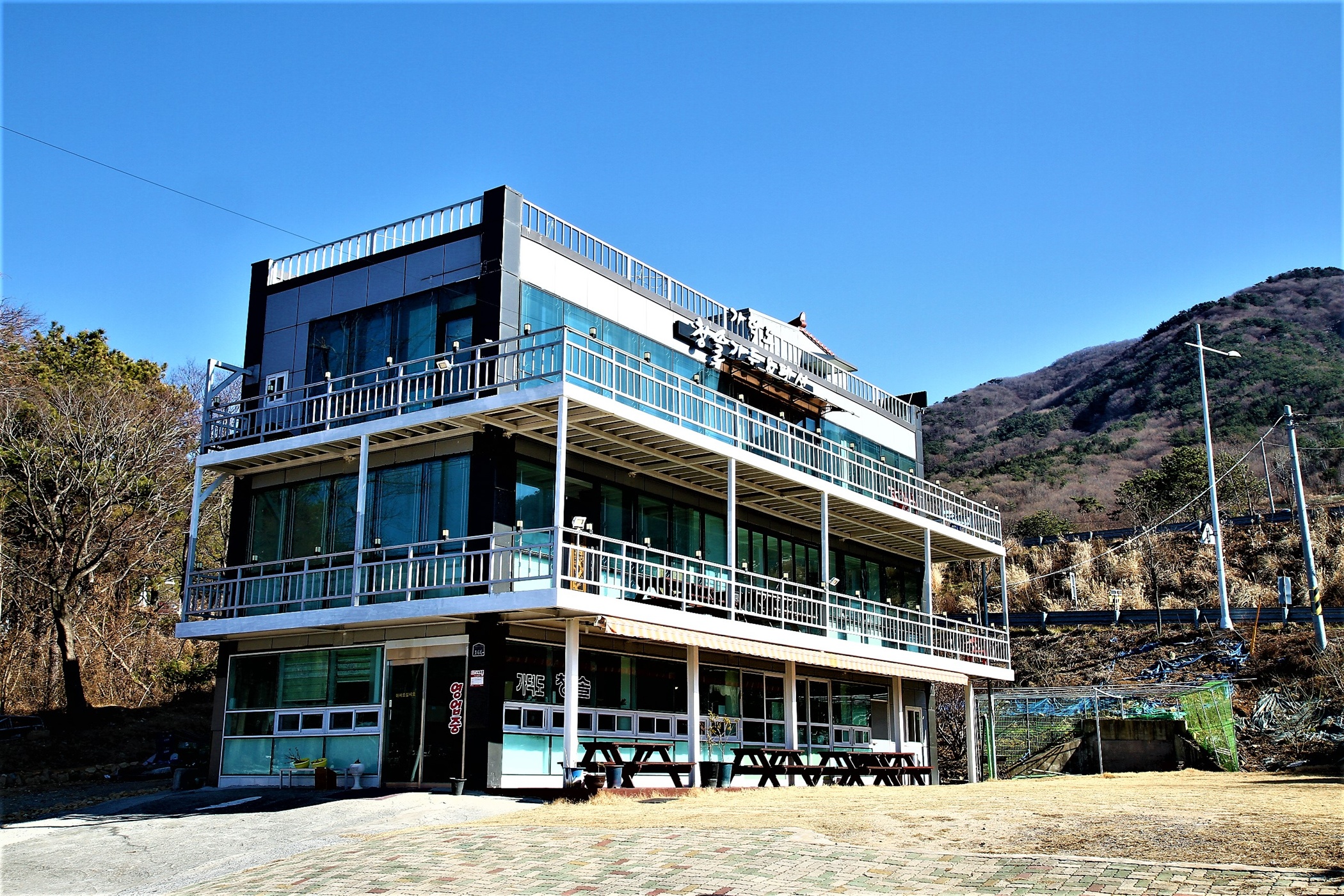 https://yaimg.yanolja.com/v5/2025/04/19/18/6803e783785416.97155640.jpg
