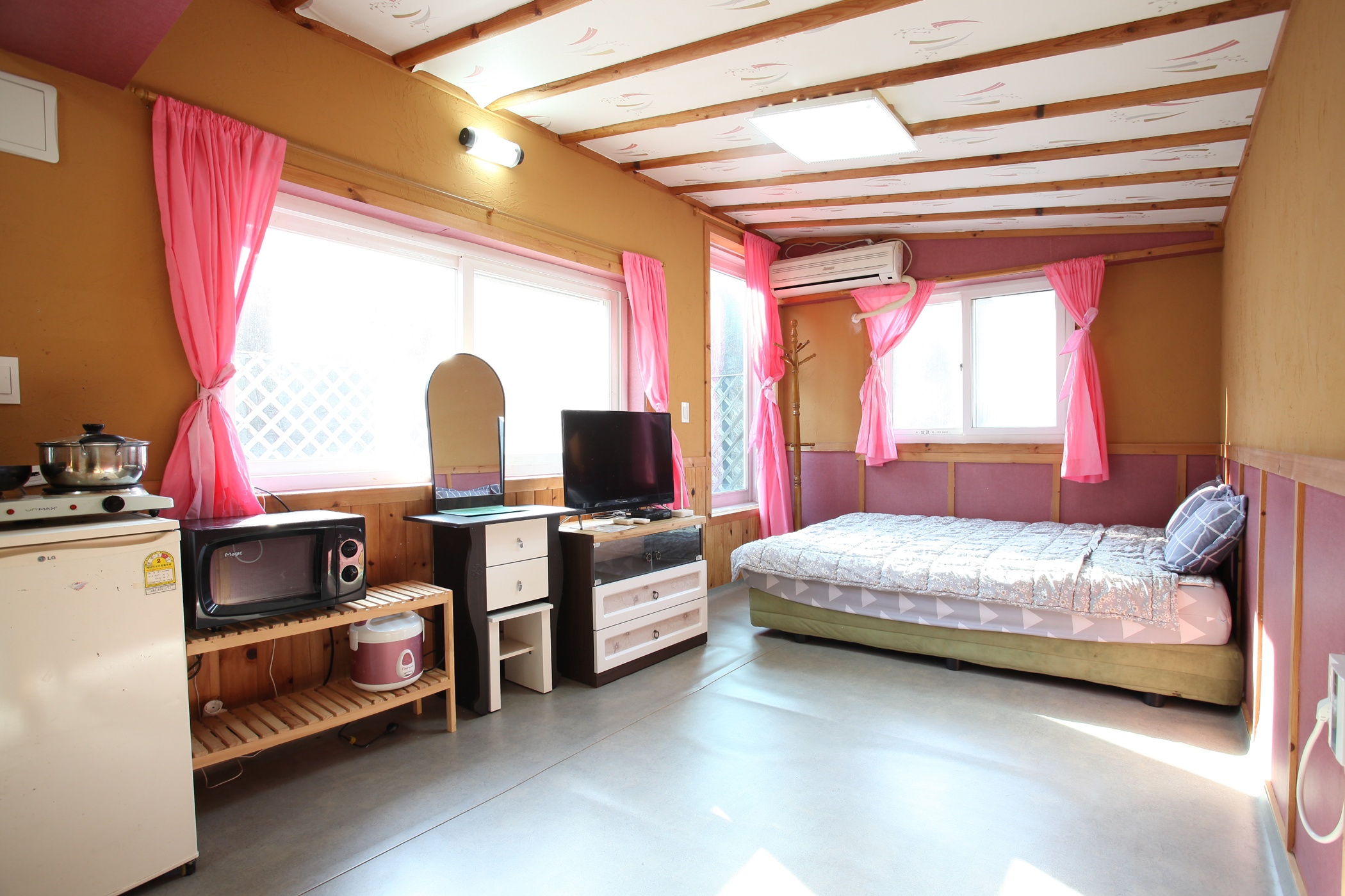 room detail thumbnail 2