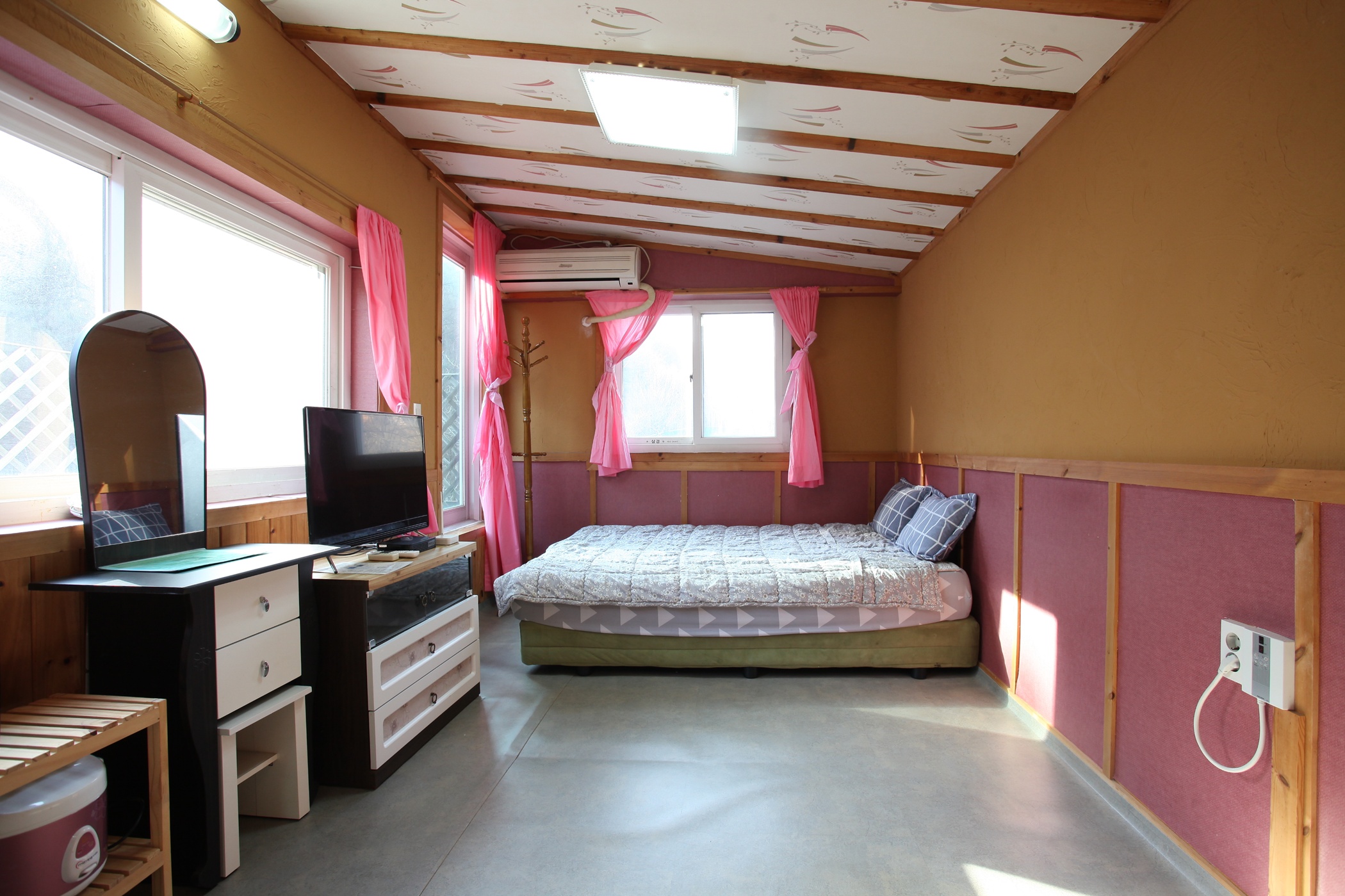 room detail thumbnail 0