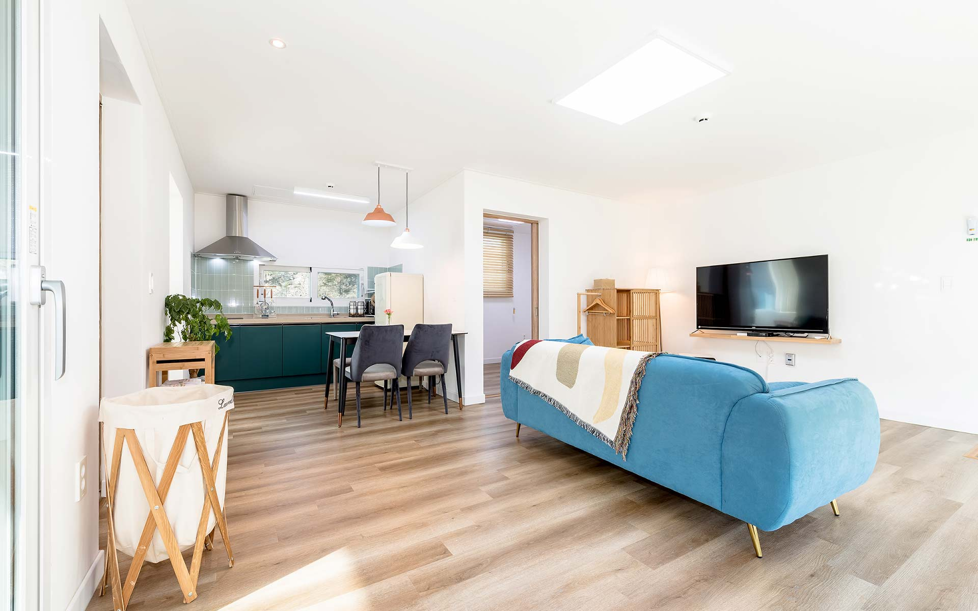 room detail thumbnail 2