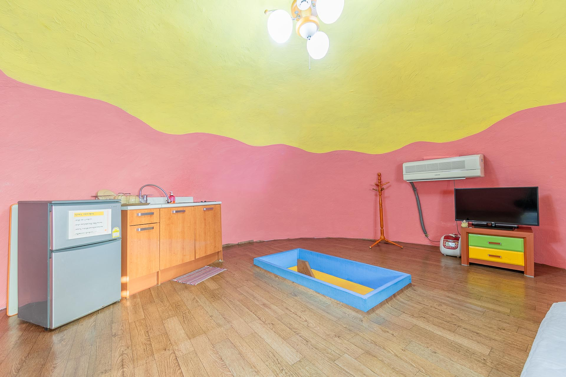 room detail thumbnail 2