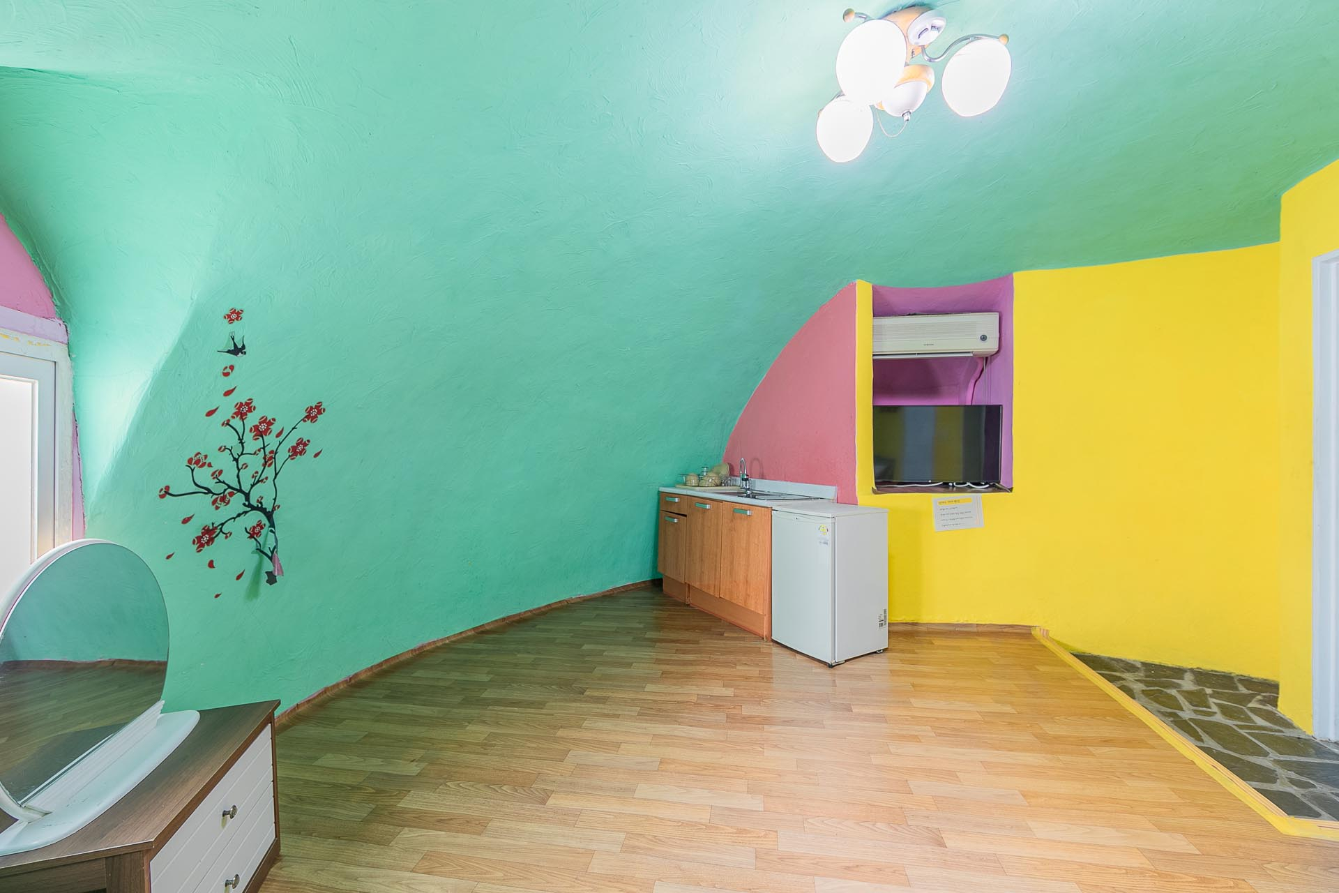 room detail thumbnail 2