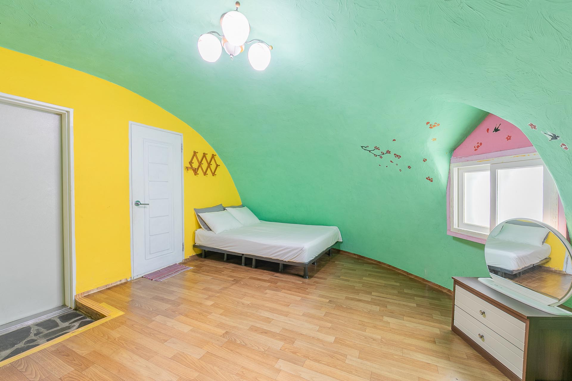 room detail thumbnail 0