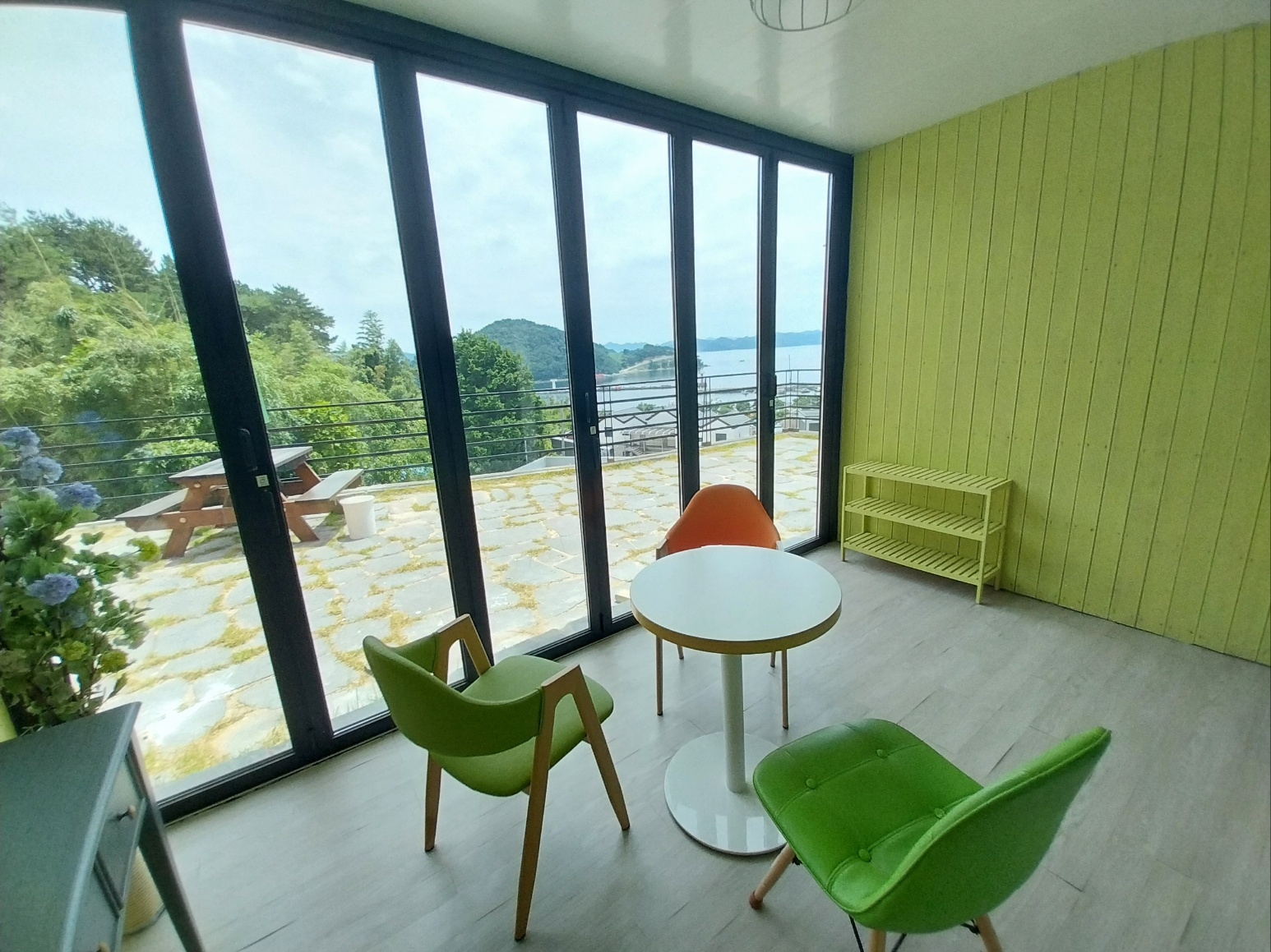 room detail thumbnail 2